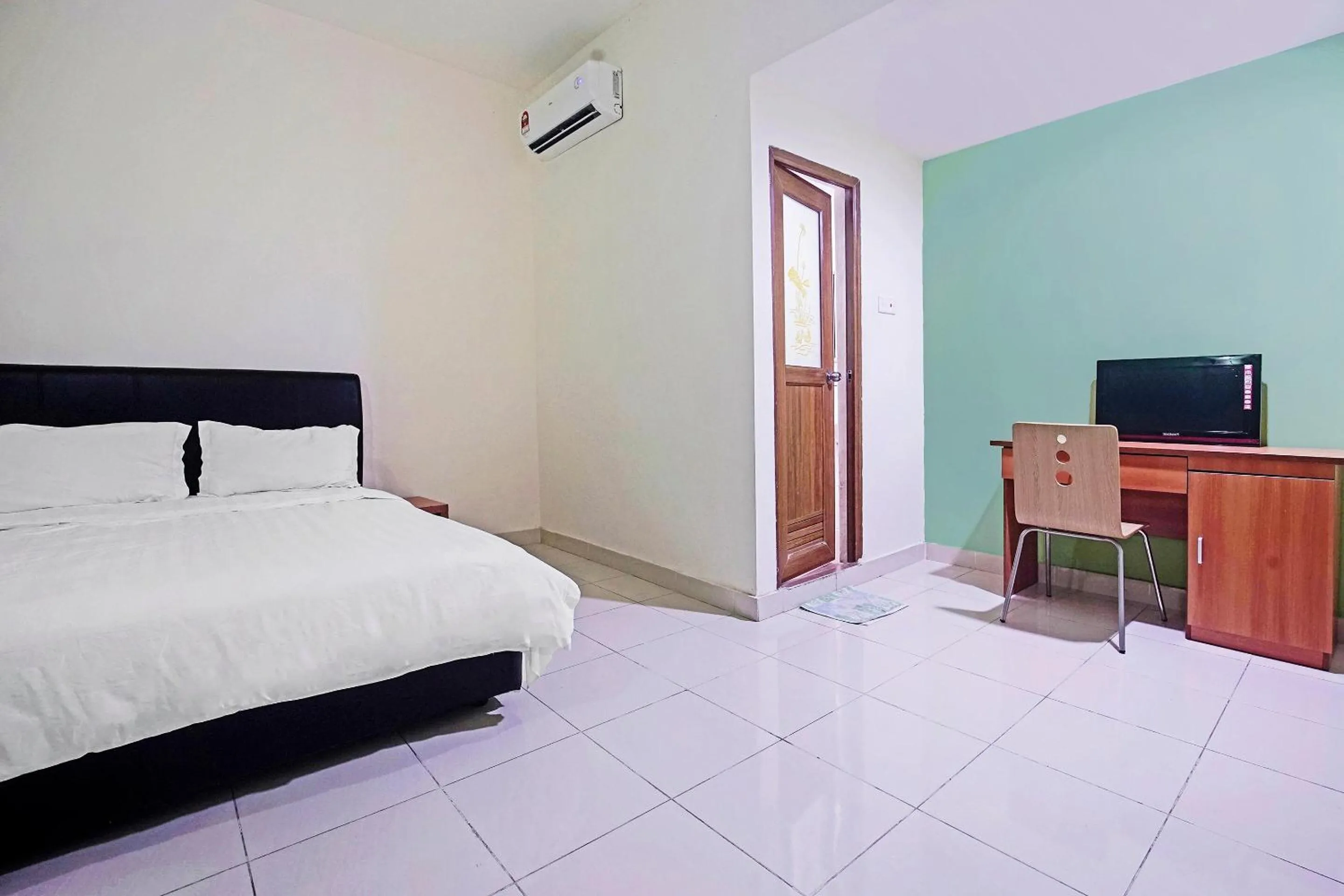 Bedroom, Bed in Hotel O Night Queen salak Tinggi