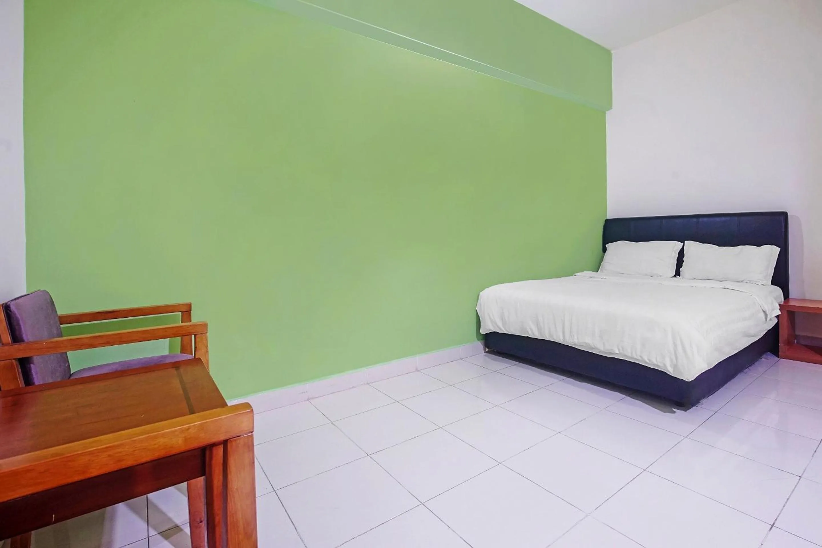 Bedroom, Bed in Hotel O Night Queen salak Tinggi