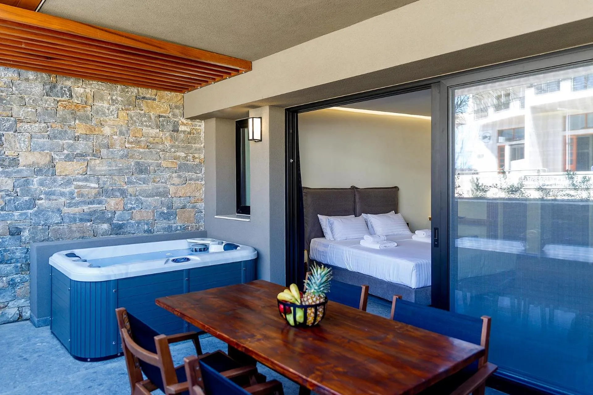 Hot Tub, Bed in Utopia Luxury Suites
