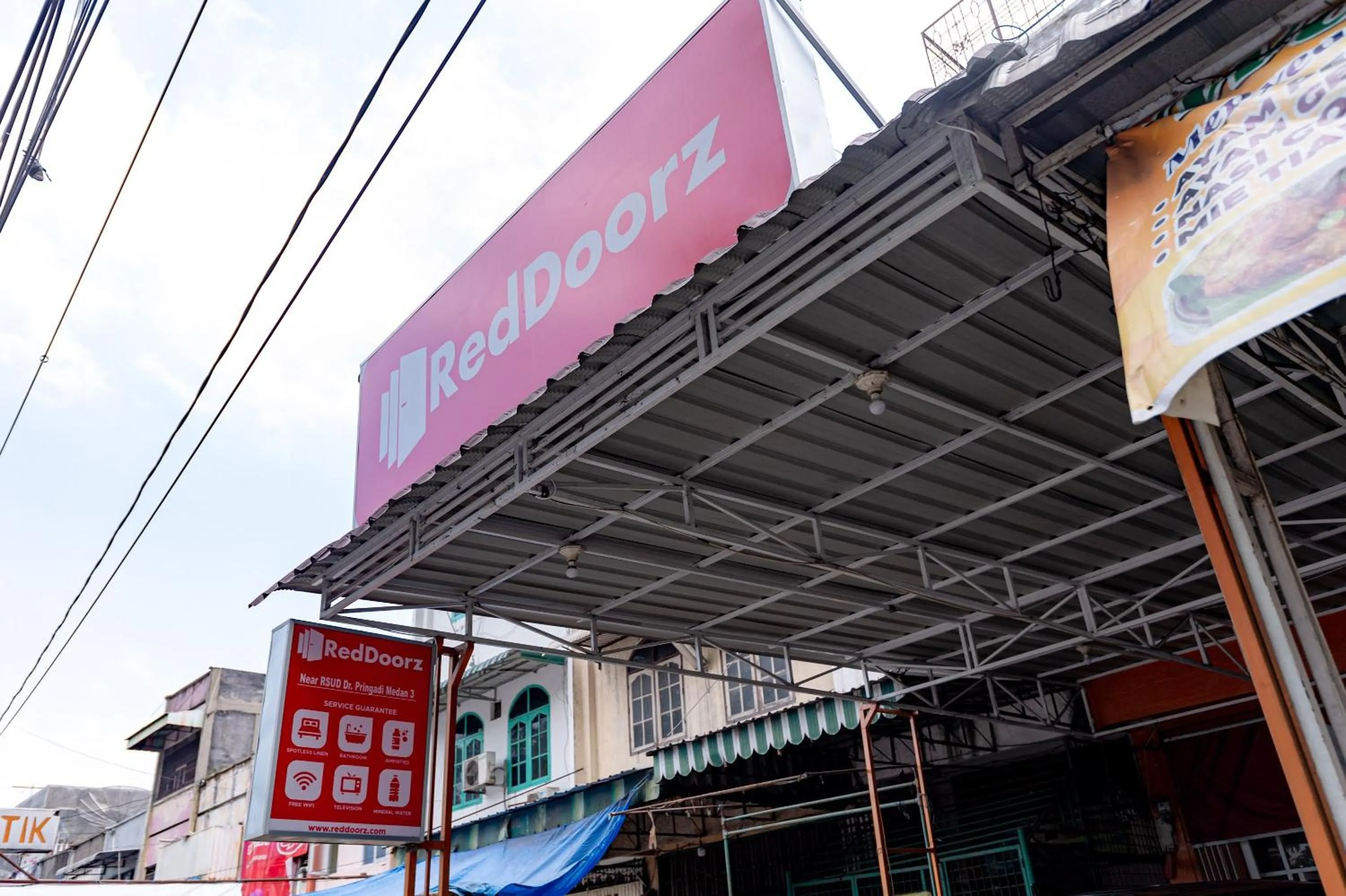 Property building in RedDoorz Near RSUD Dr Pringadi Medan 3