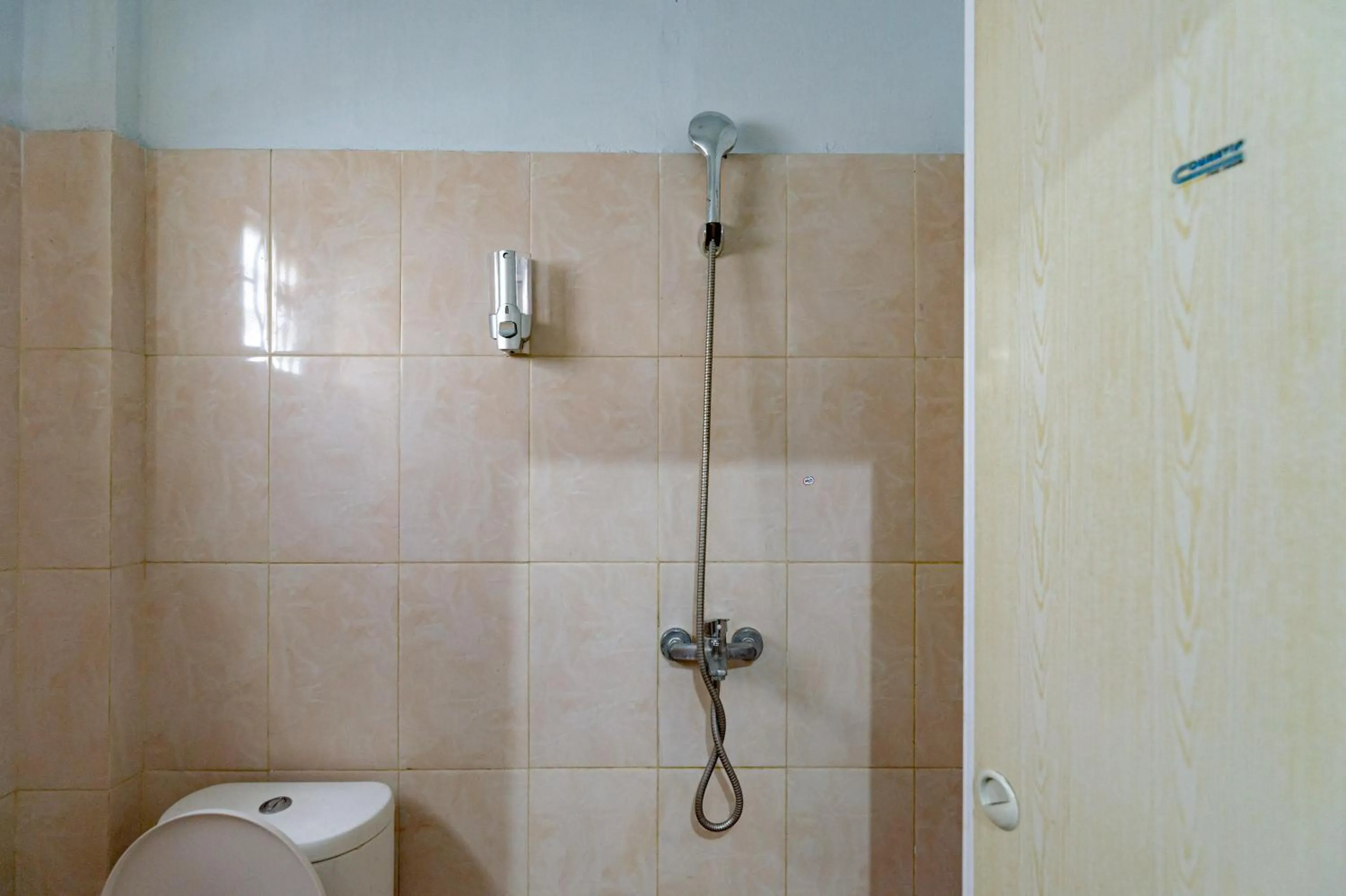 Shower in RedDoorz Near RSUD Dr Pringadi Medan 3