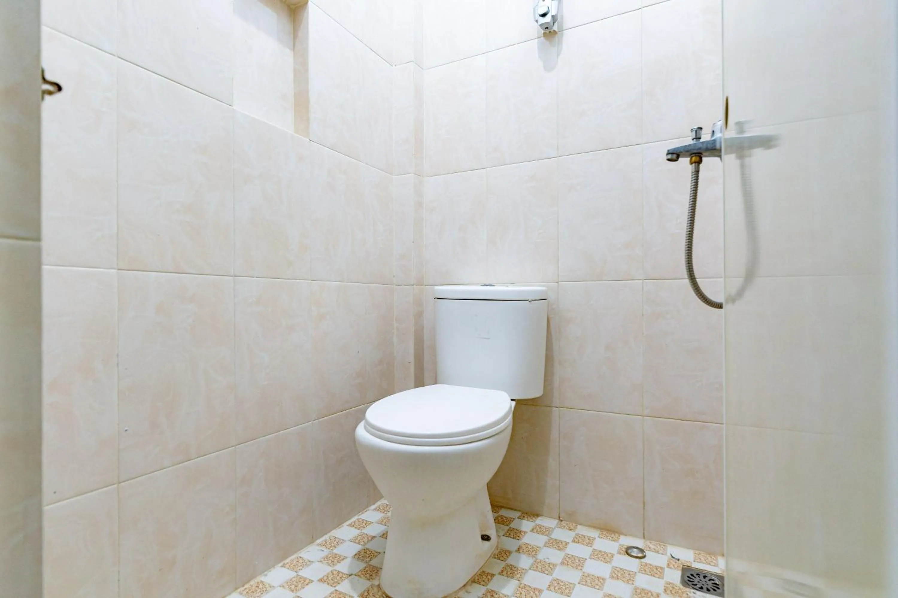 Shower in RedDoorz Near RSUD Dr Pringadi Medan 3