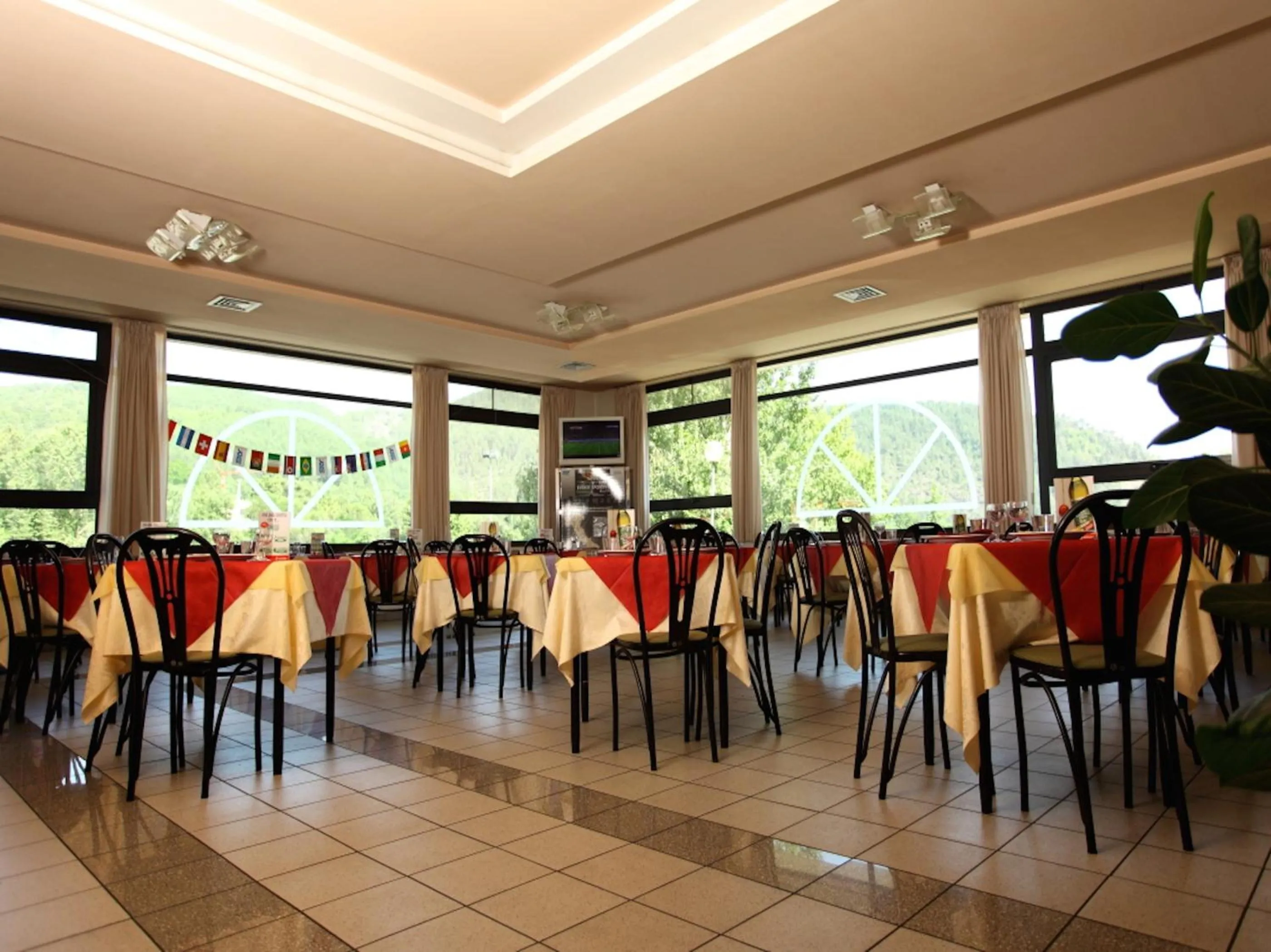 Restaurant/places to eat in Euro Hotel