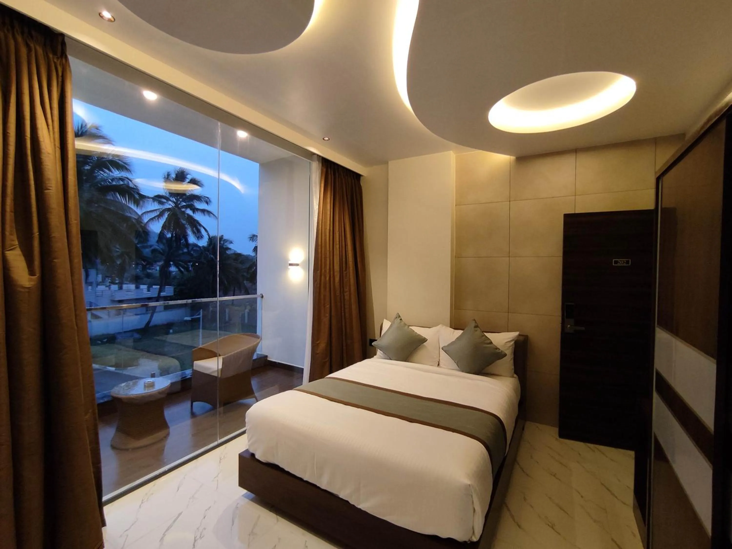 Photo of the whole room, Bed in SILVER CLOUD