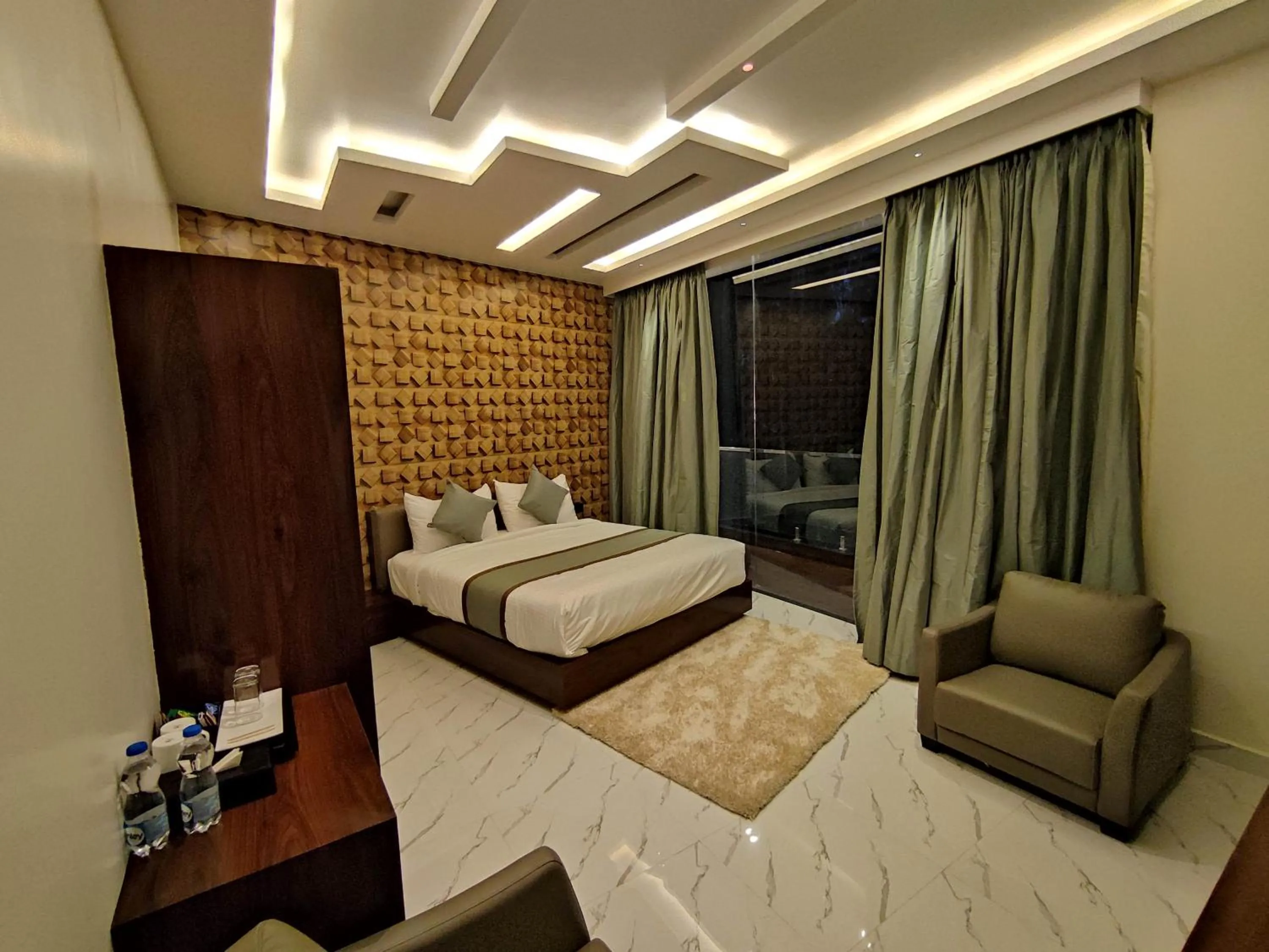 Bed in SILVER CLOUD