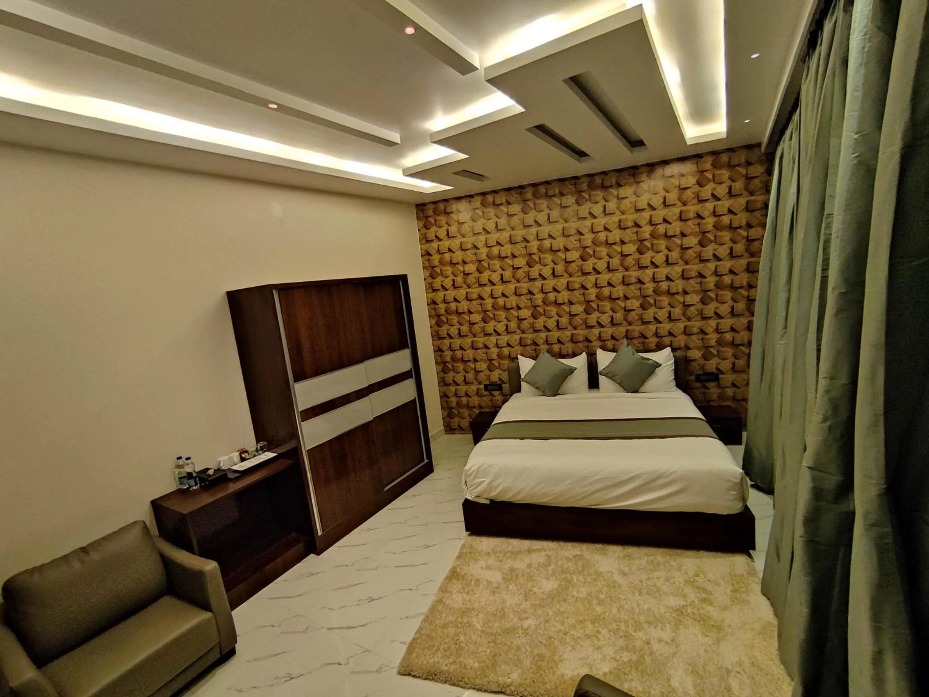 Bedroom, Bed in SILVER CLOUD