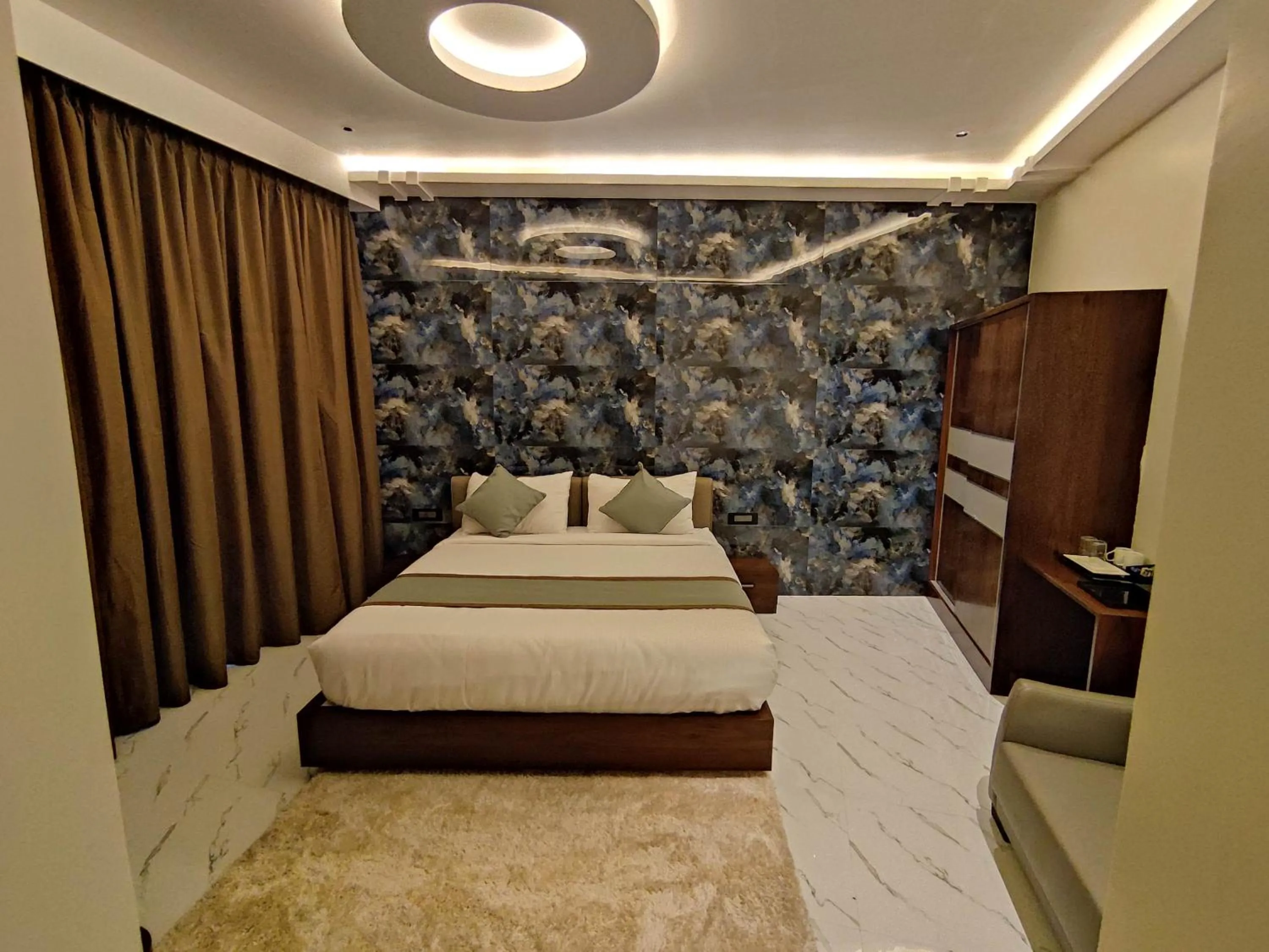 Bed in SILVER CLOUD