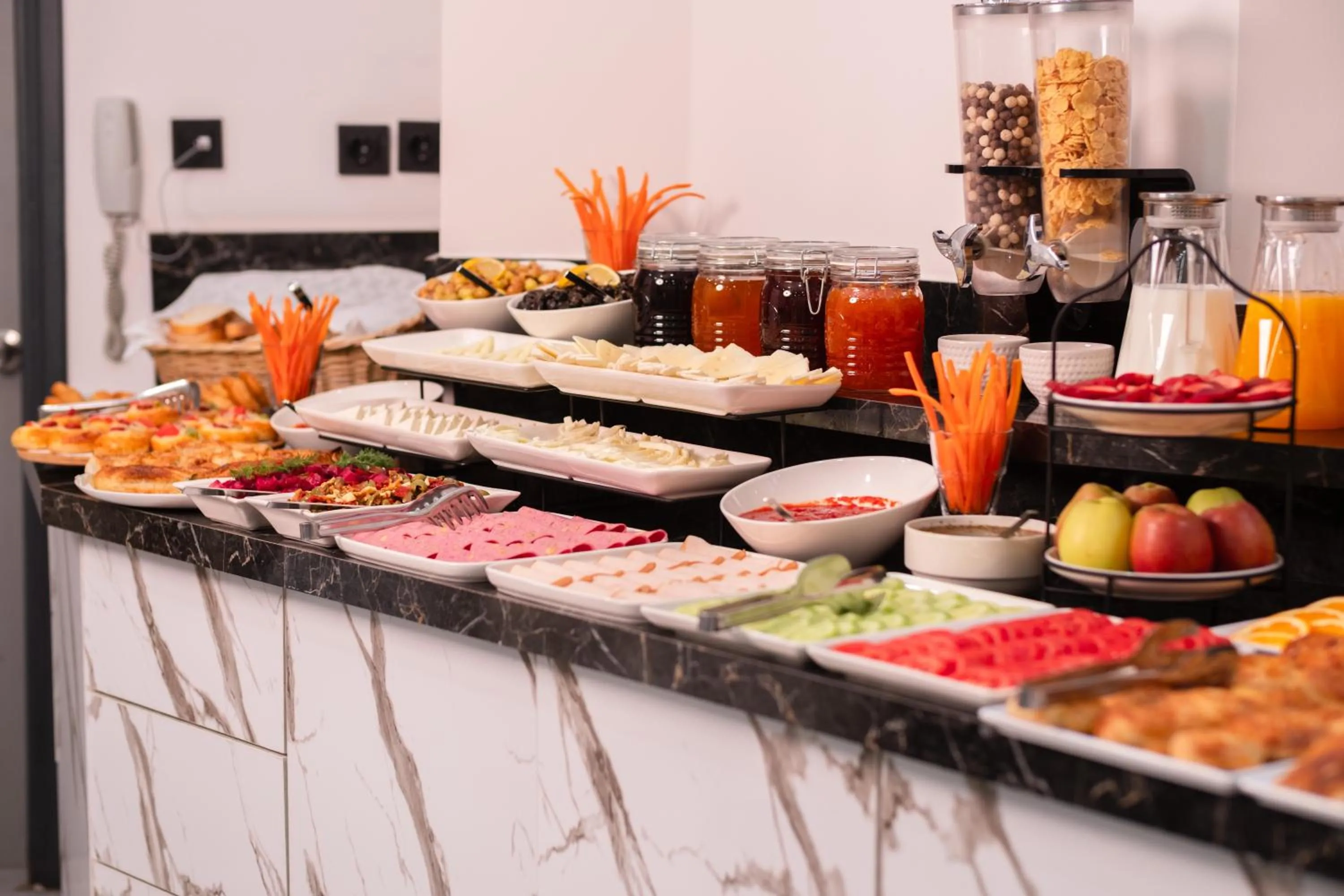 Restaurant/places to eat in Polek Hotel