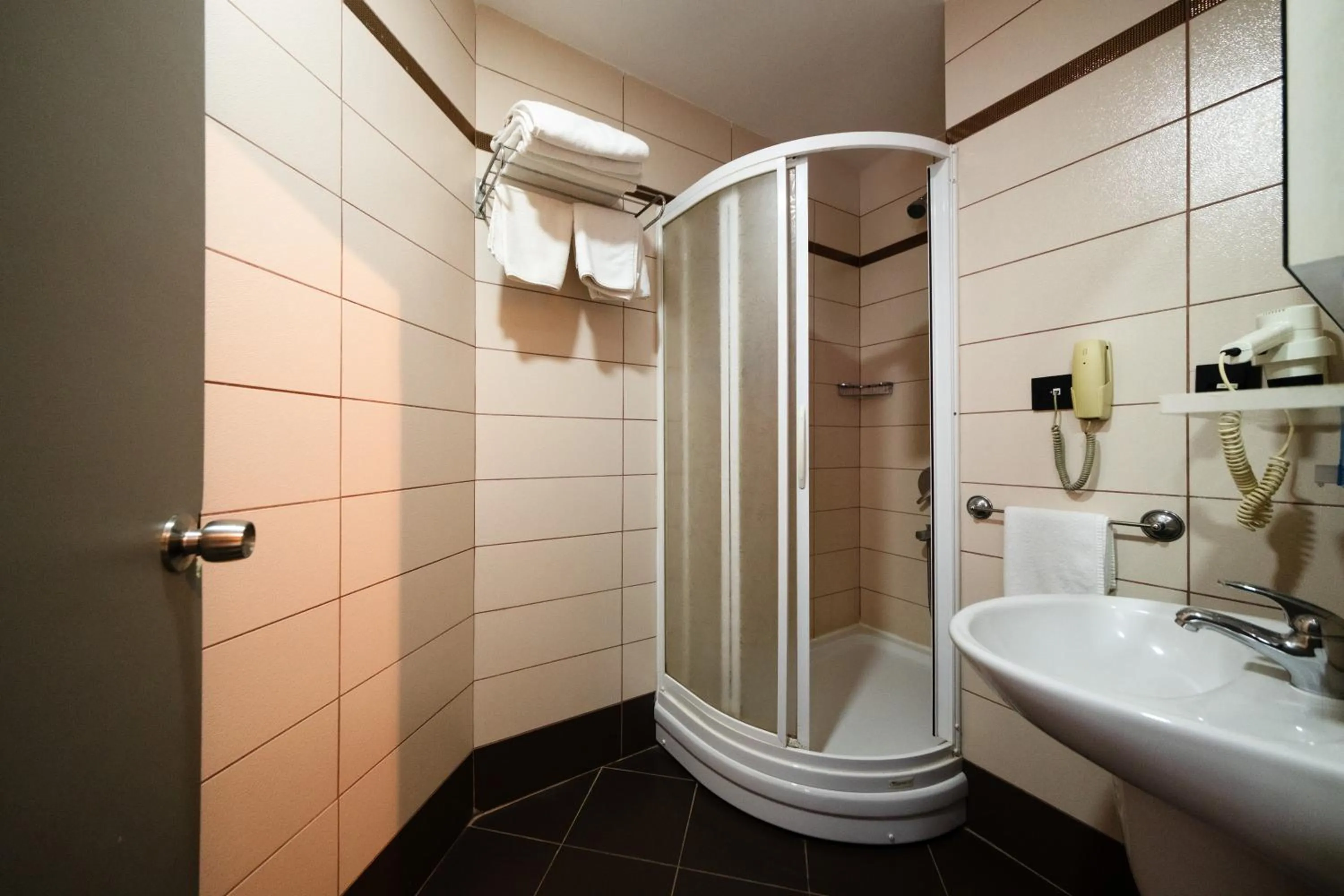 Shower in Polek Hotel