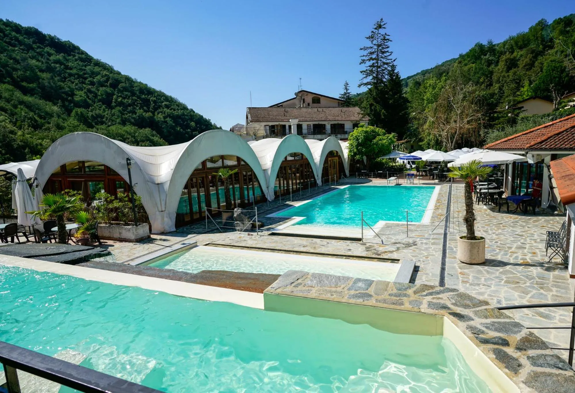 Pool view in Hotel Lago Bin