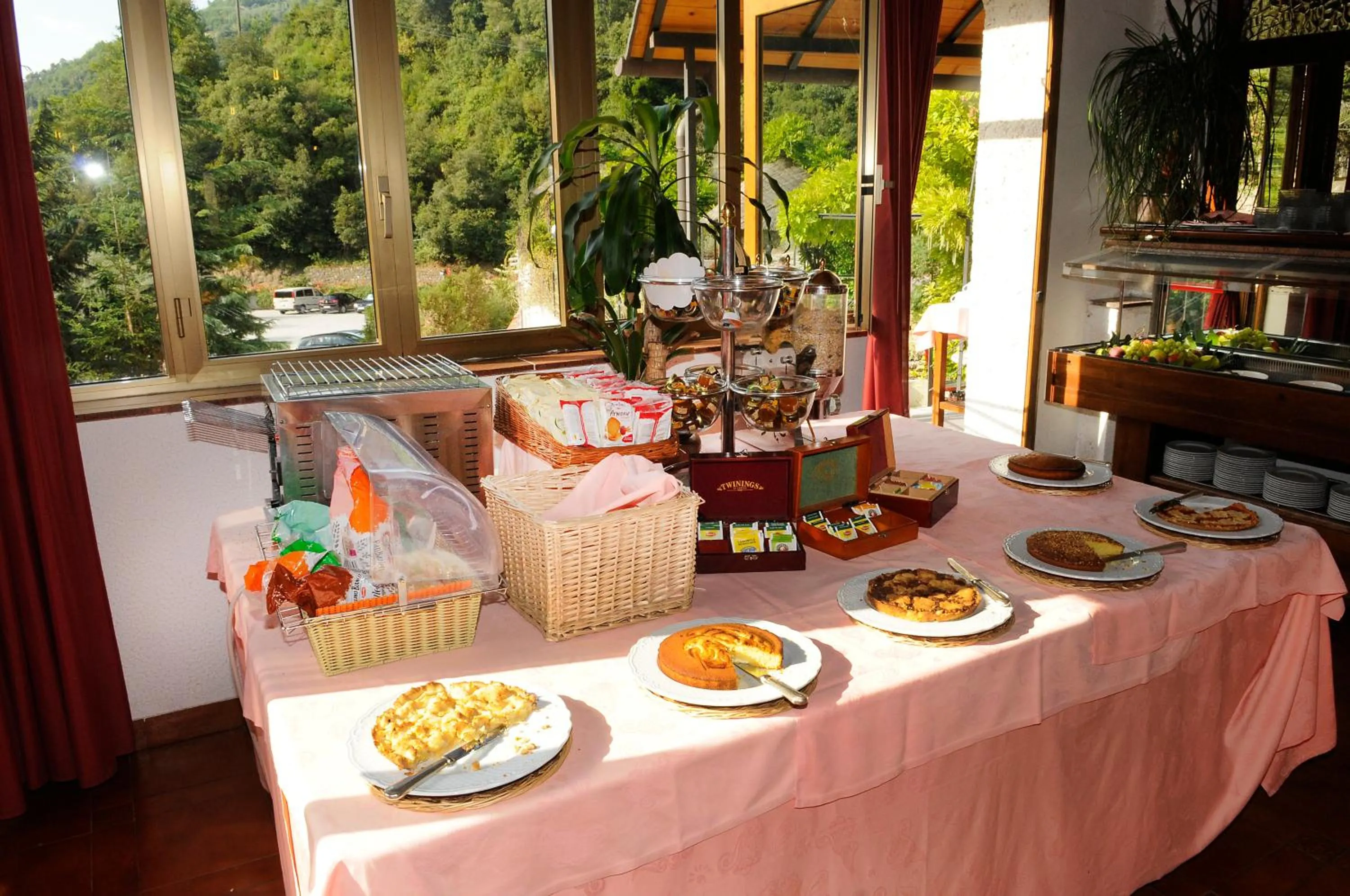 Food in Hotel Lago Bin