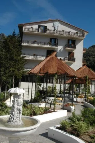 Facade/entrance in Hotel Lago Bin
