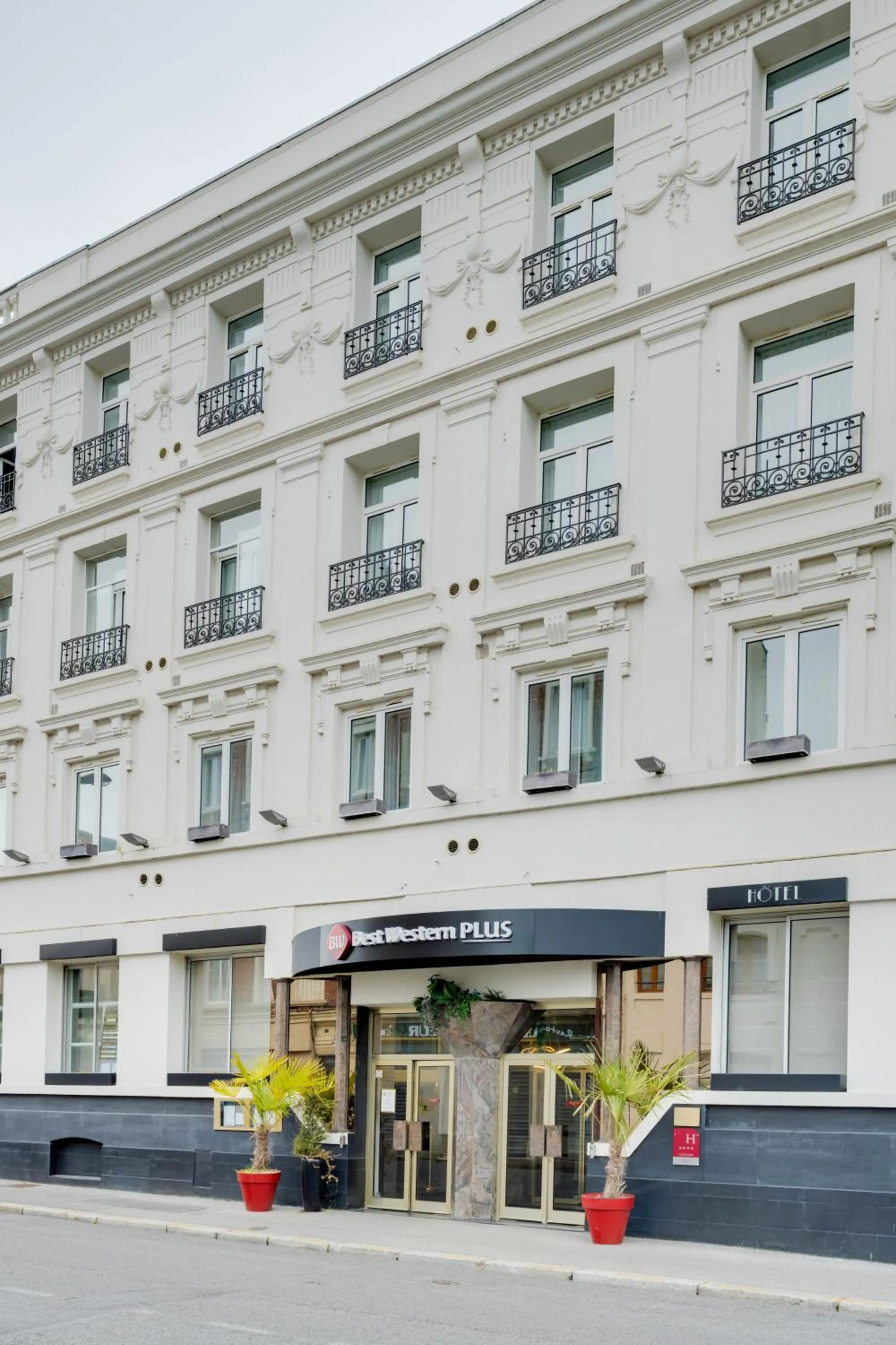 Property building in Best Western Plus Le Picardy