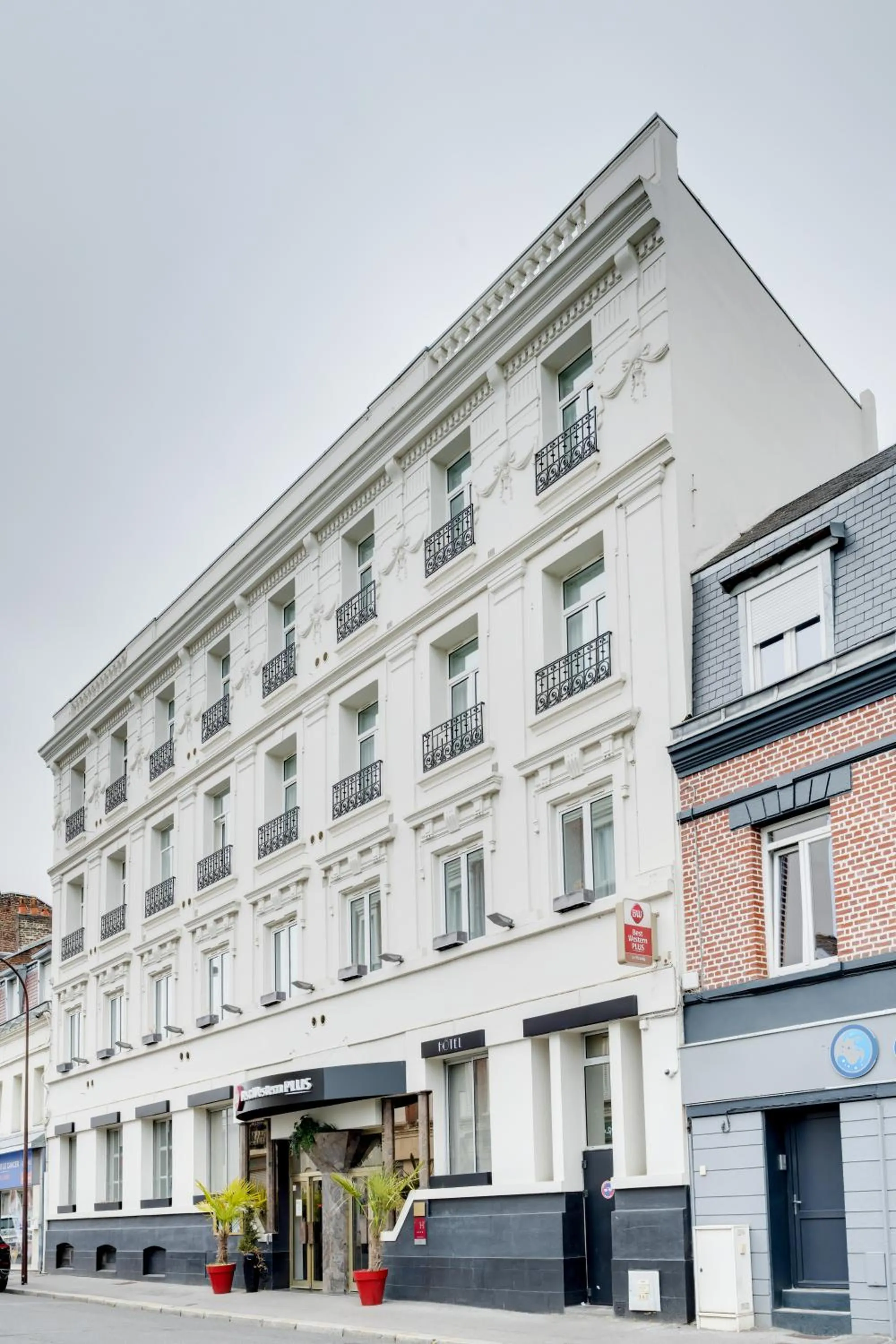 Property building in Best Western Plus Le Picardy