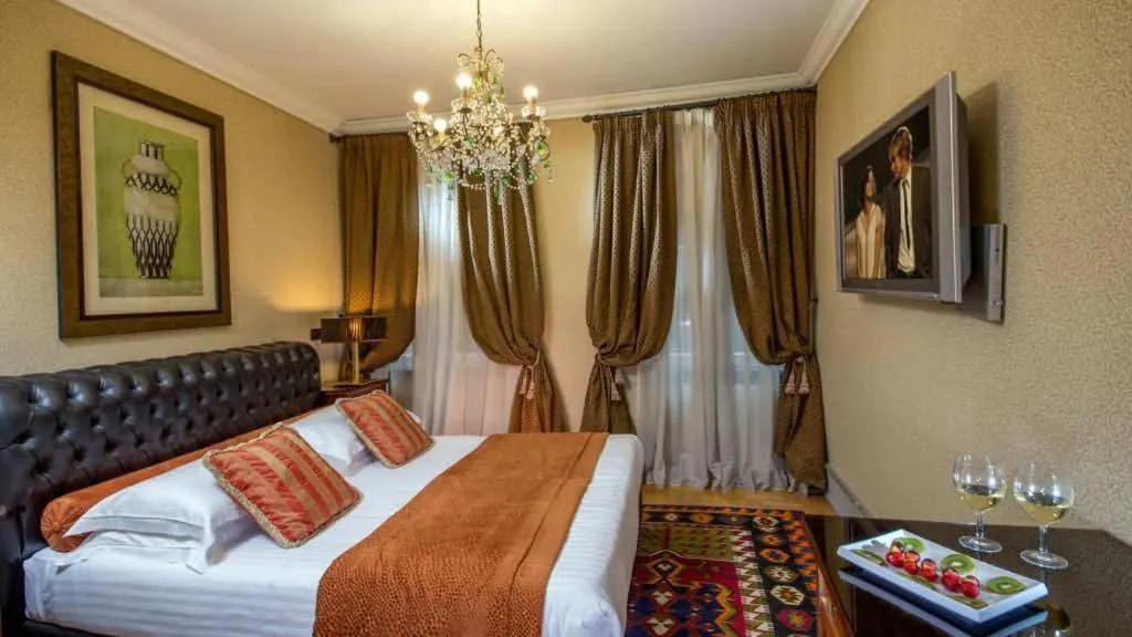 Bed in The Inn at the Roman Forum Luxury Collection - The Inn At The Roman Forum