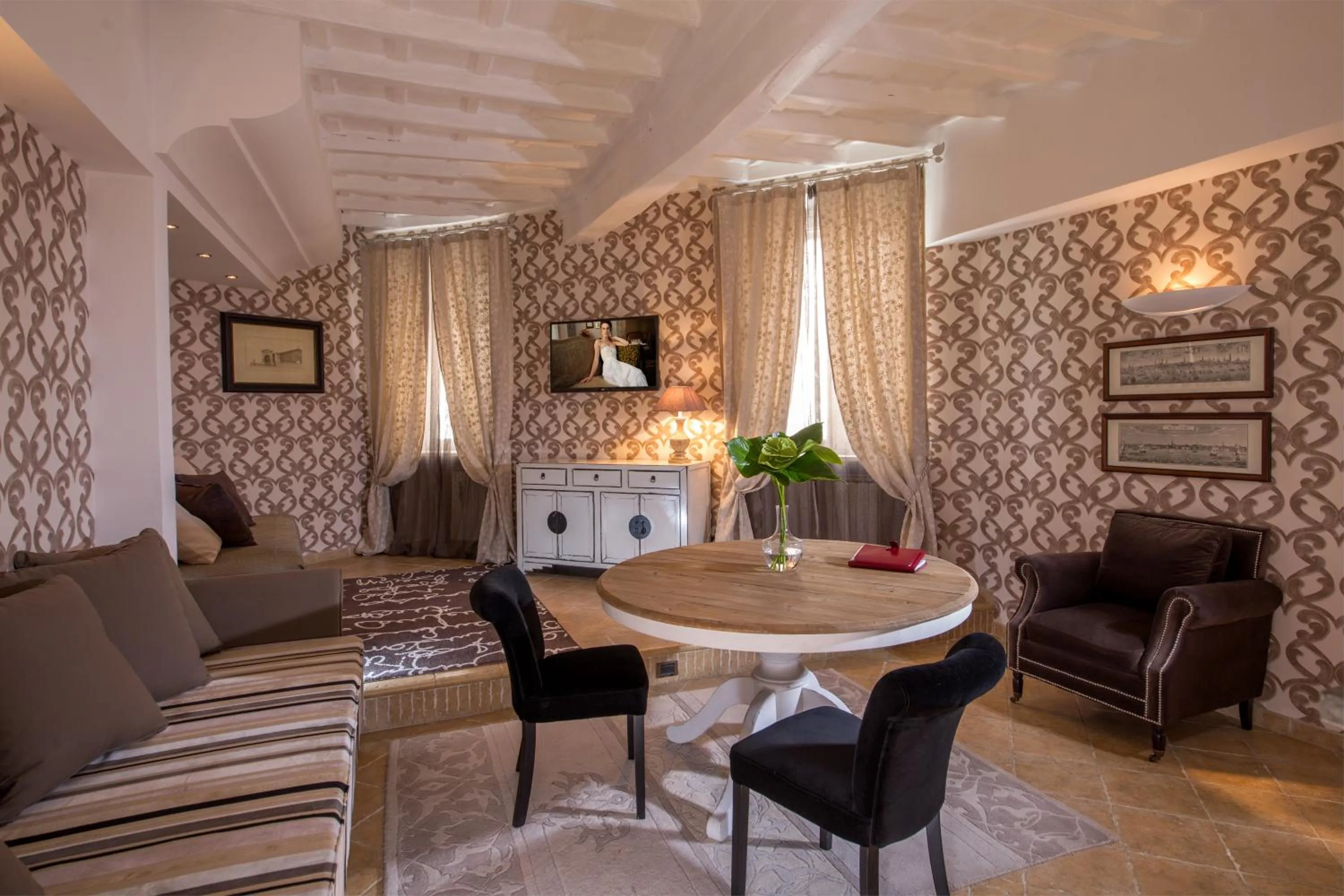 TV and multimedia in The Inn at the Roman Forum Luxury Collection - The Inn At The Roman Forum