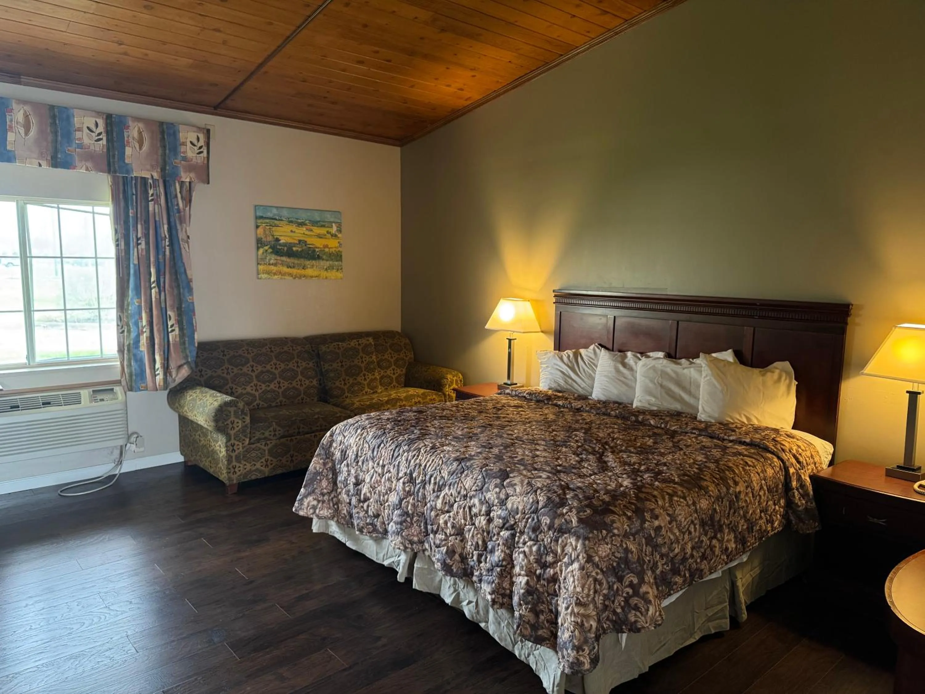 Bed in Town & Country Motel