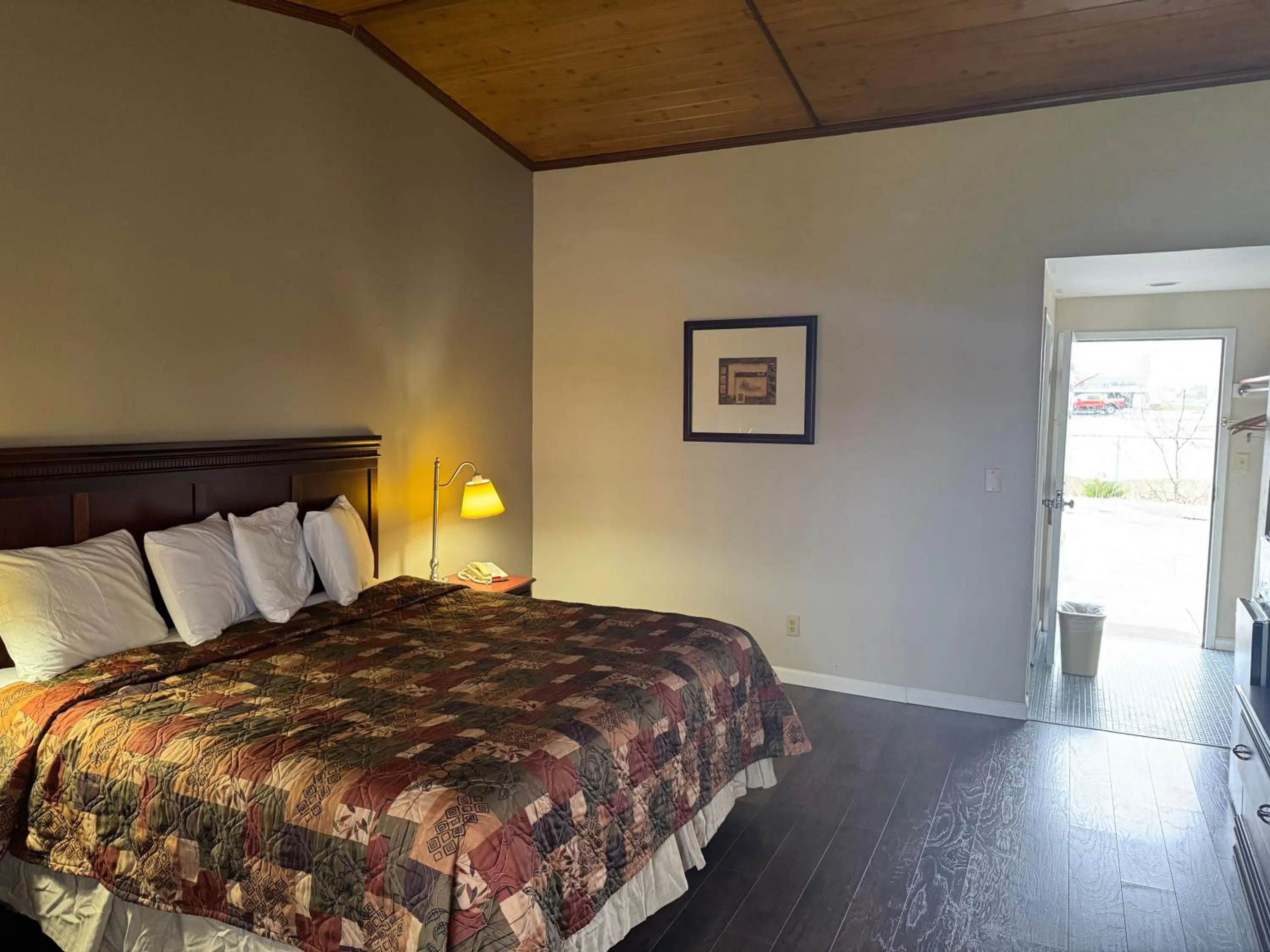 Bed in Town & Country Motel