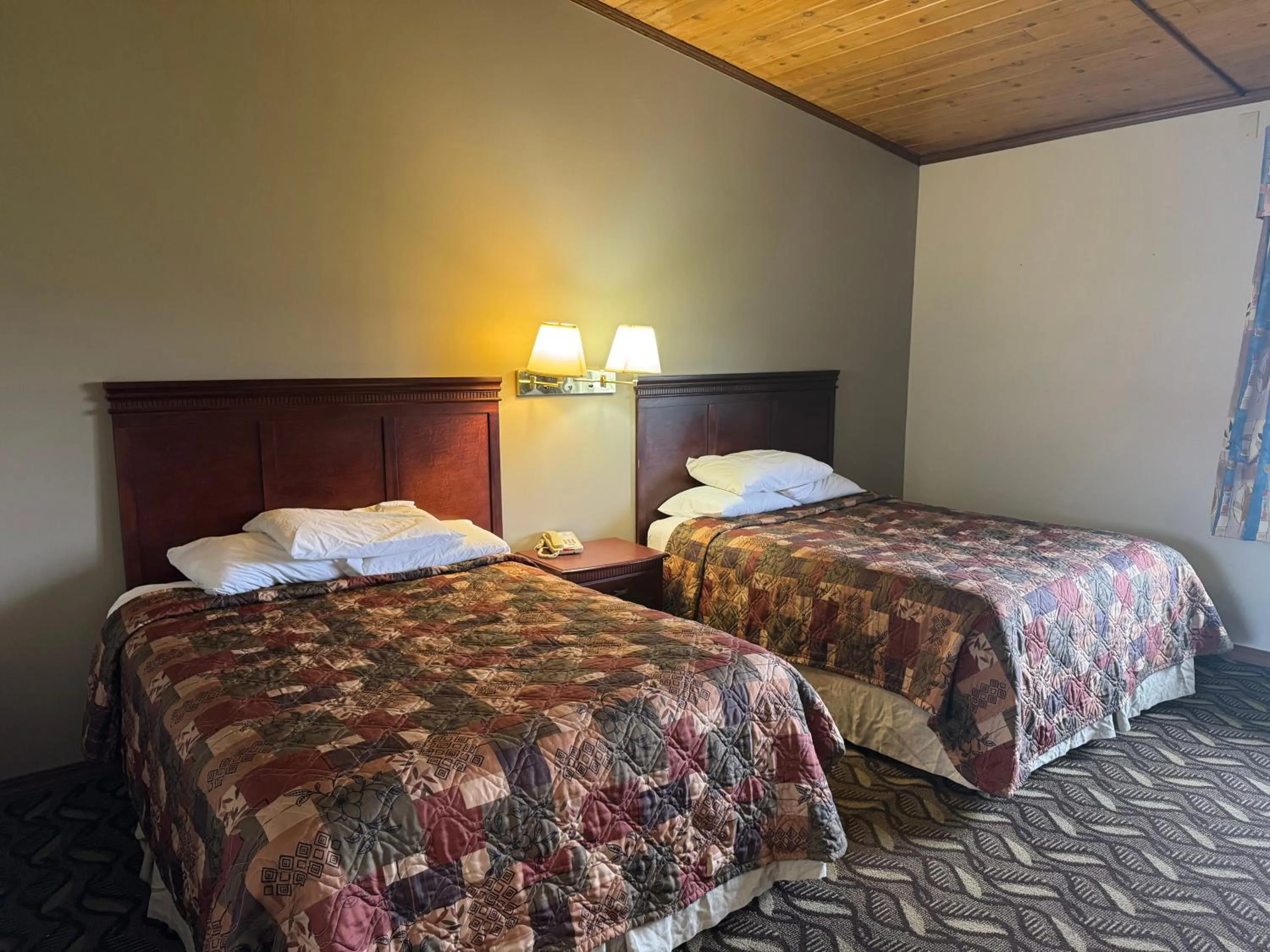 Bed in Town & Country Motel