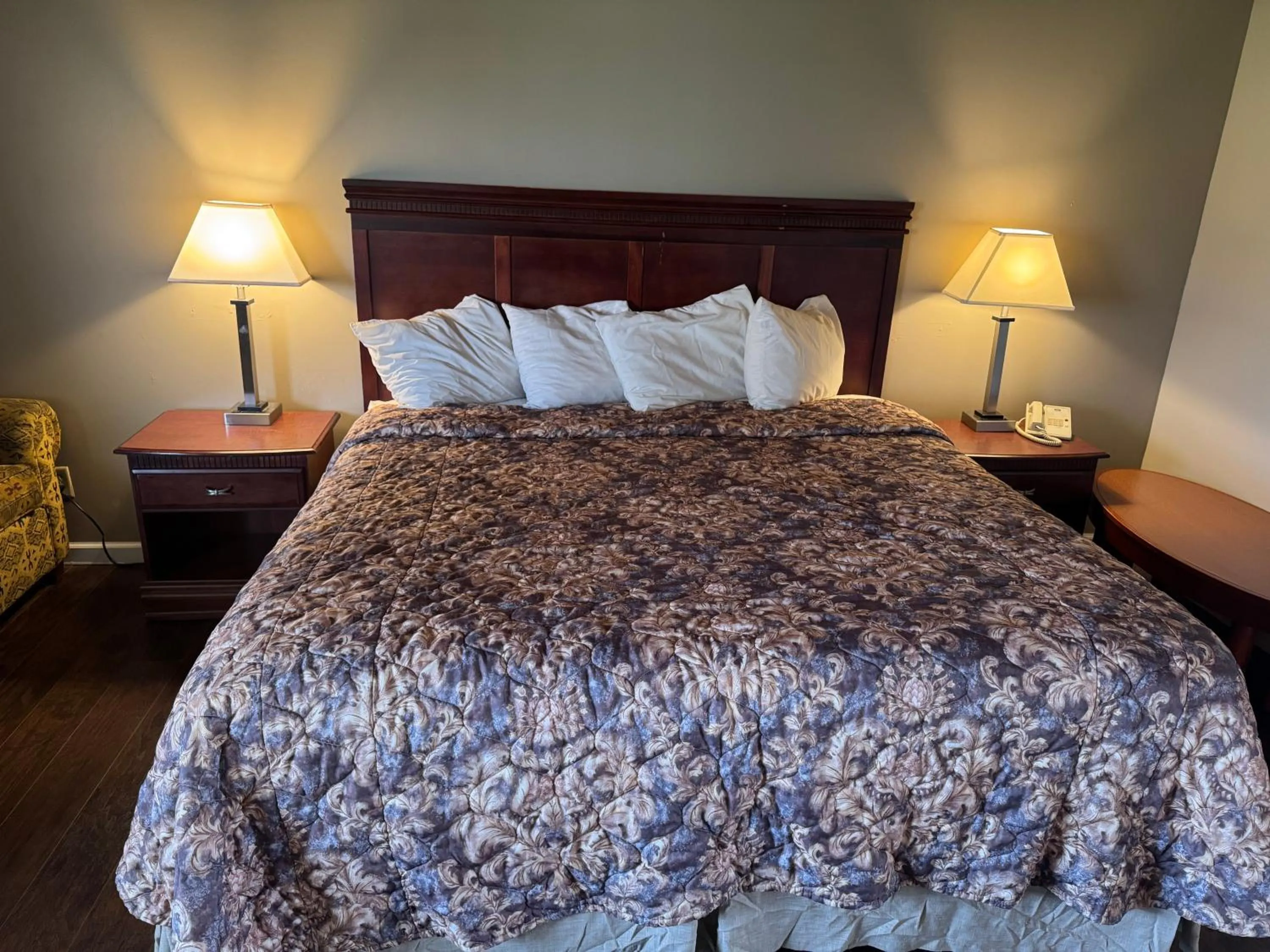 Bed in Town & Country Motel