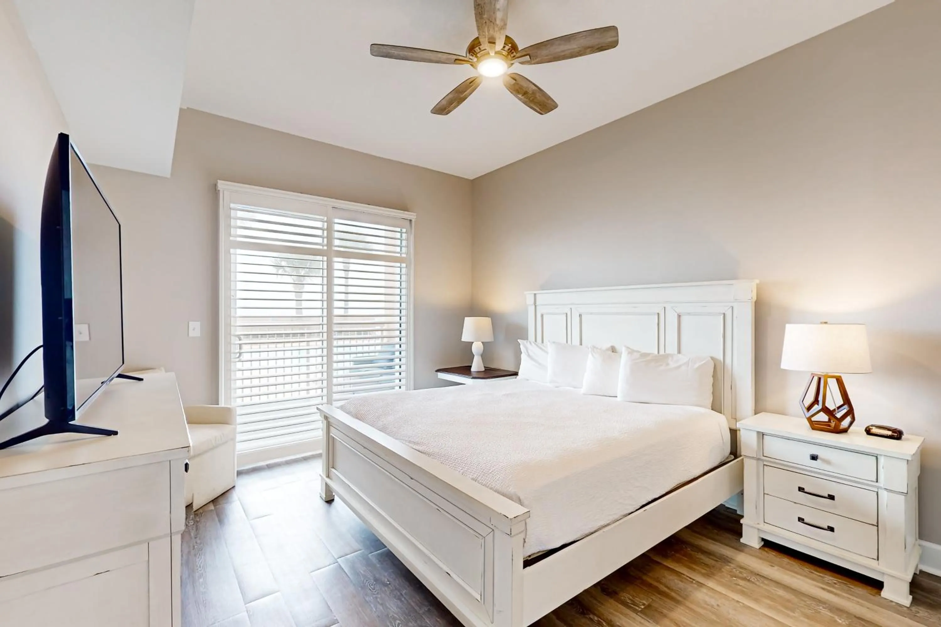 Bed in Sunrise Beach Resort V