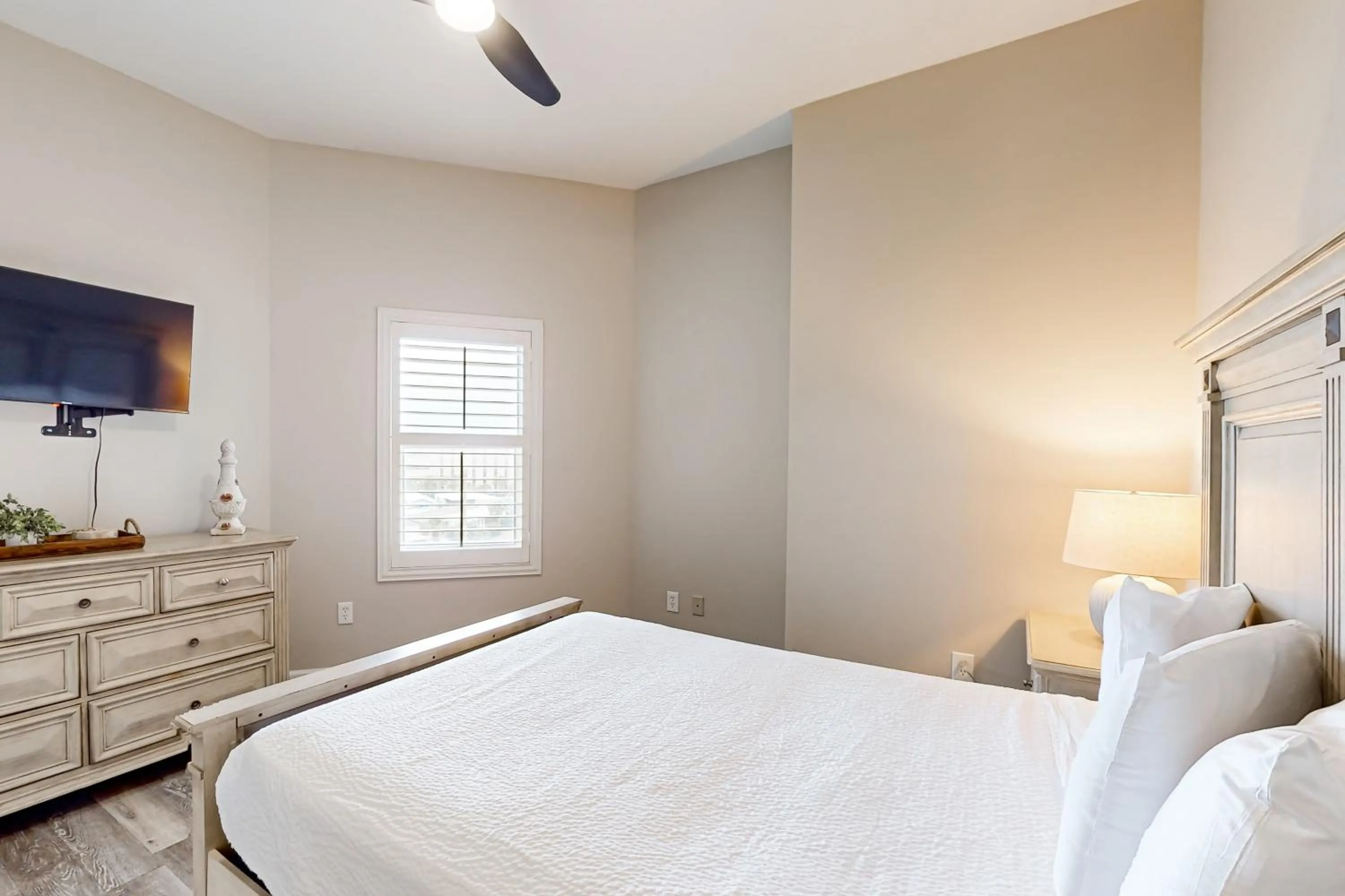 Bed in Sunrise Beach Resort V