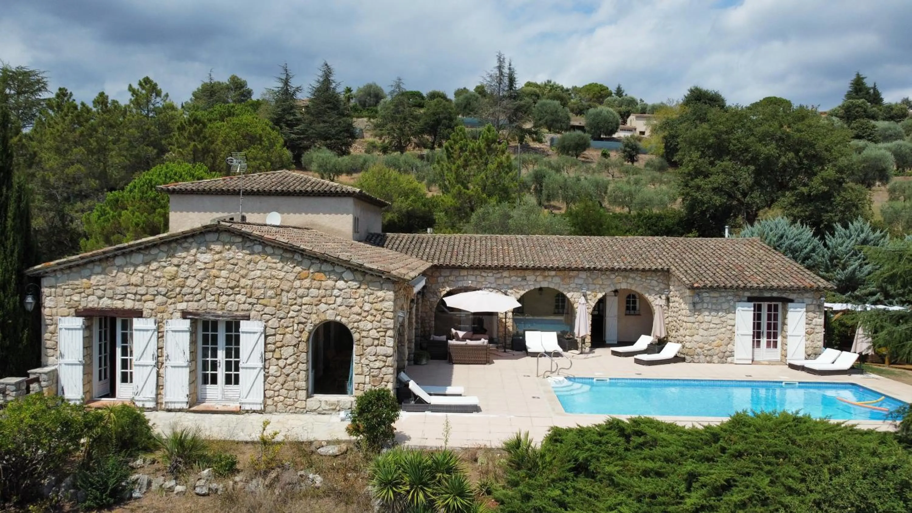 Property building in La Connexion, Gay Men Only