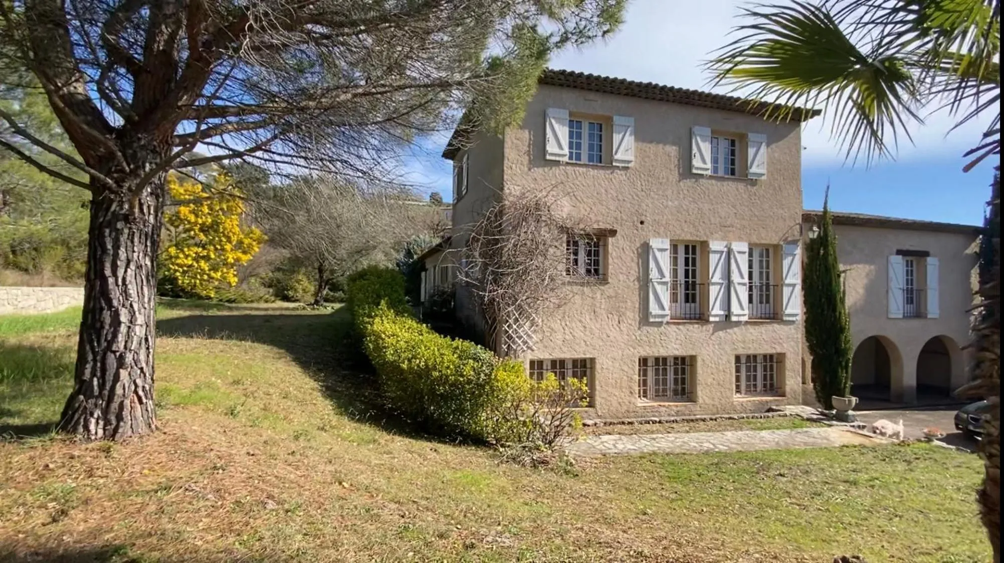 Property building in La Connexion, Gay Men Only