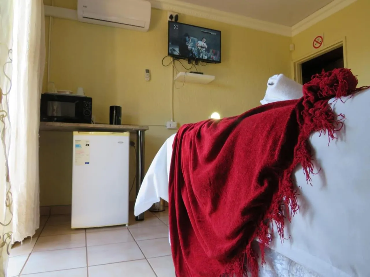 Bed in Kgatholoha Guest House