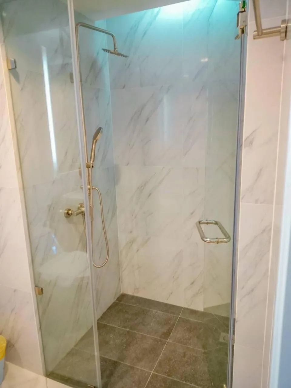 Shower in HATCHAO HERITAGE BEACH FRONT RESORT