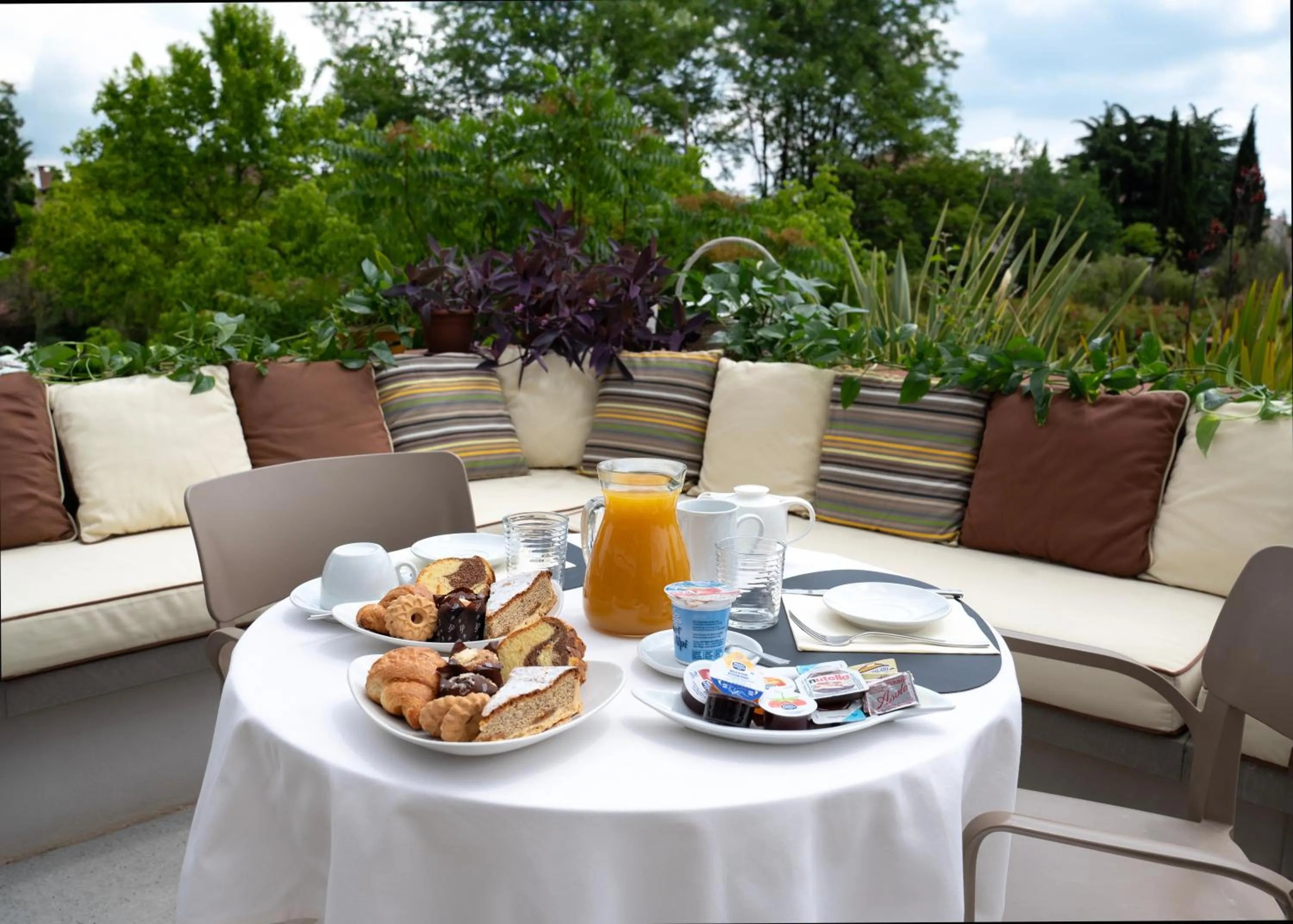 Restaurant/places to eat in Hotel Carlton