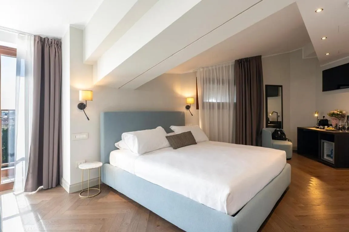 Bed in Hotel Carlton