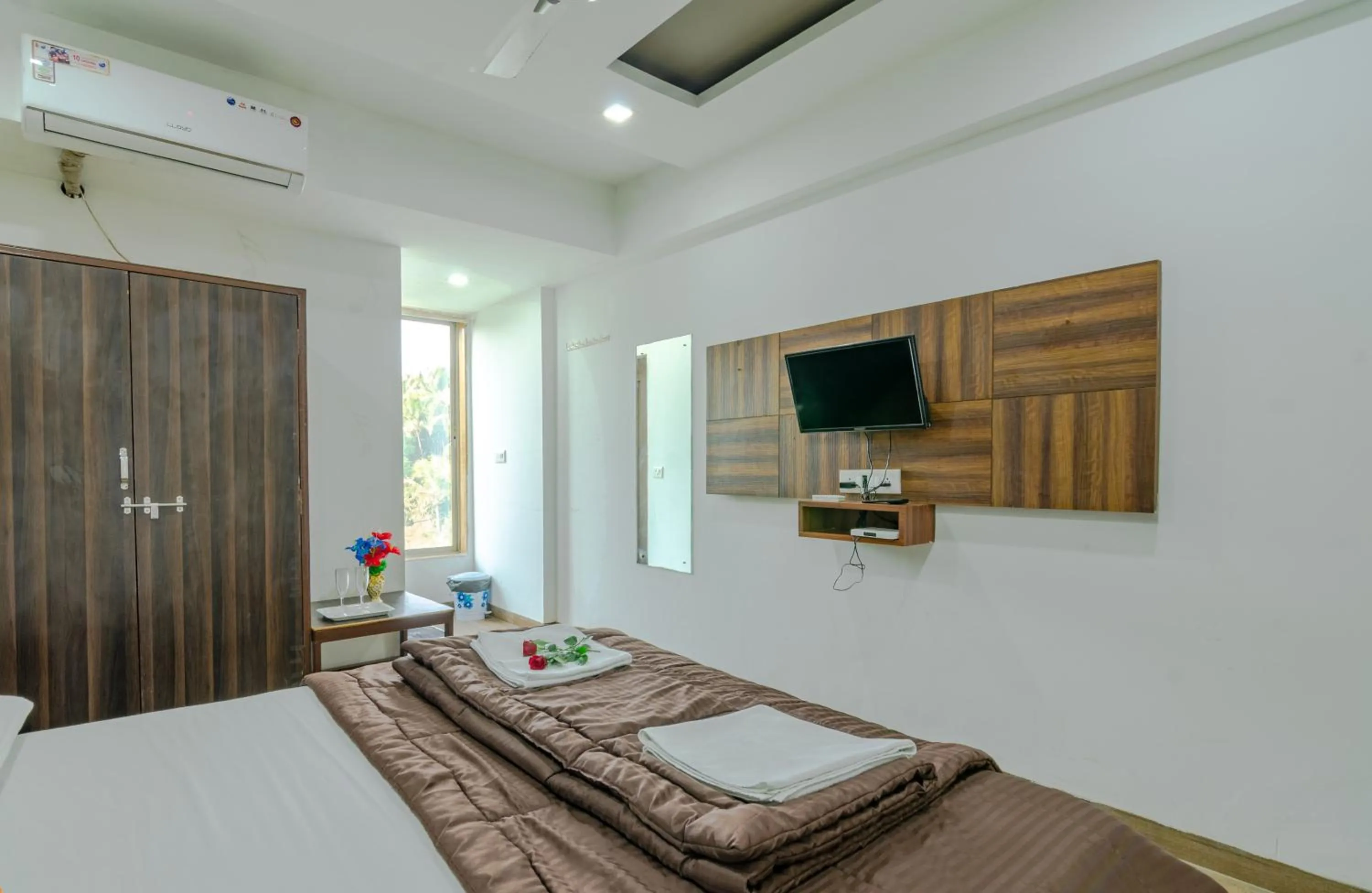 Bedroom, Bed in White House Beach Resort, Nagaon