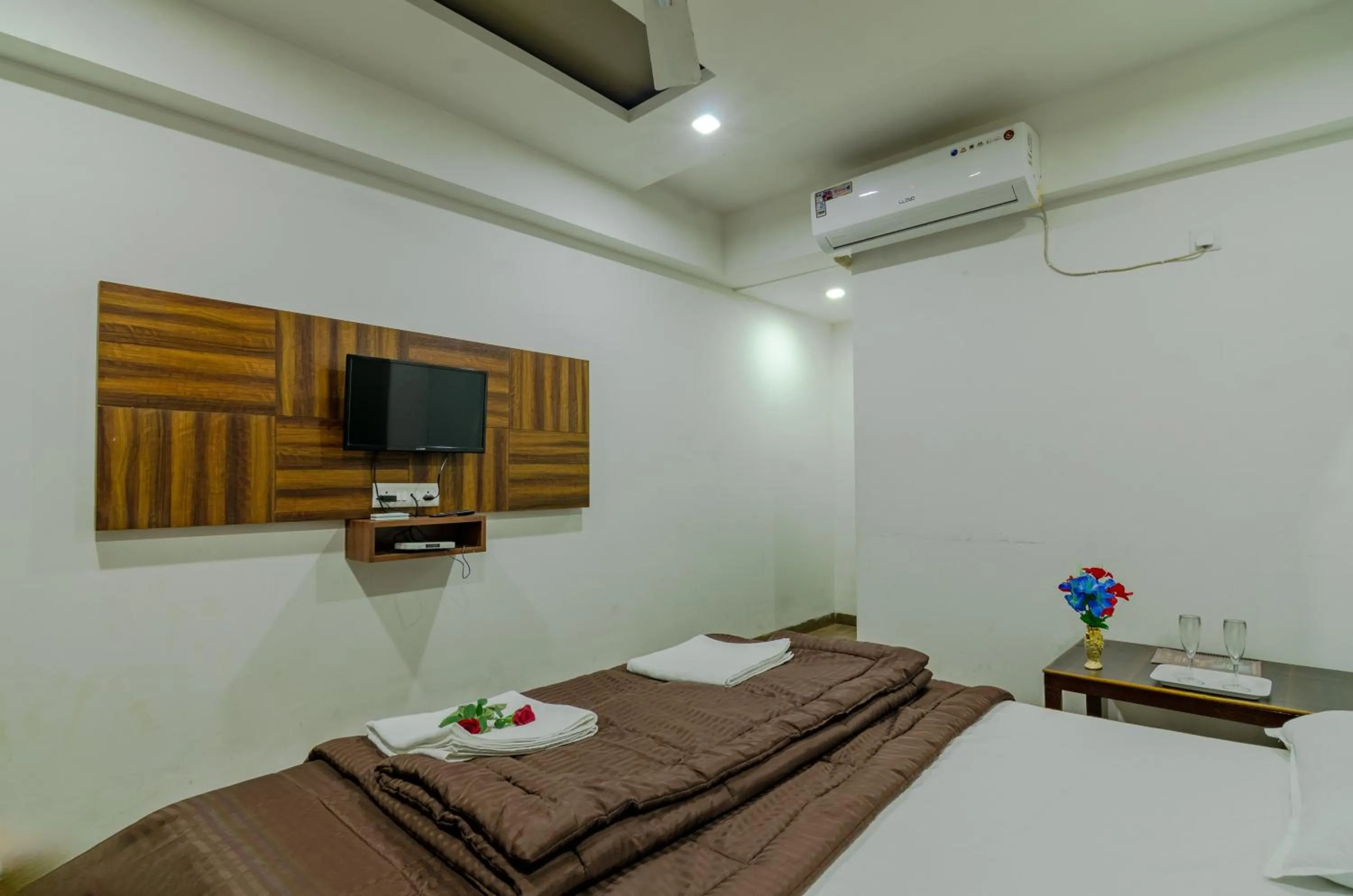 Bedroom, Bed in White House Beach Resort, Nagaon