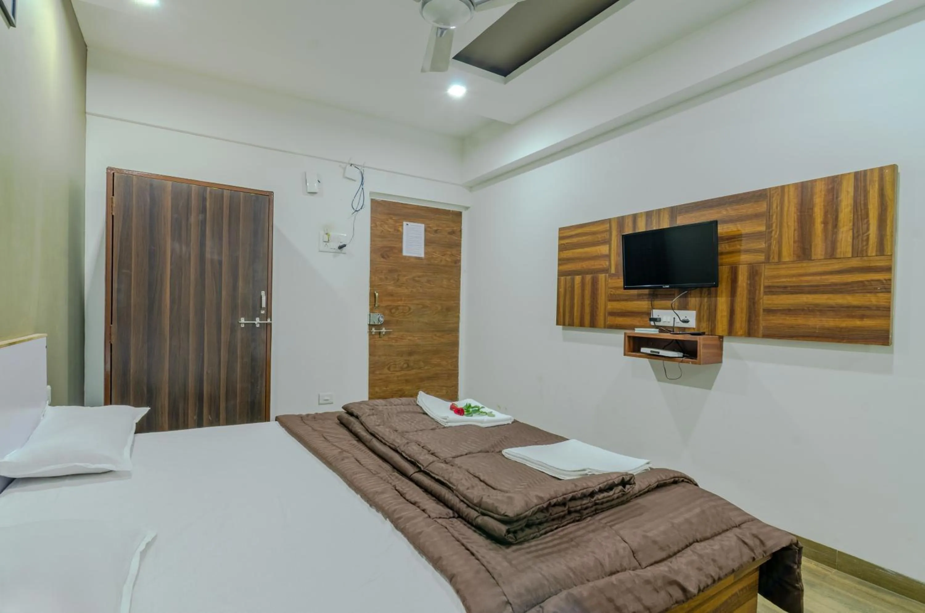 TV and multimedia, Bed in White House Beach Resort, Nagaon