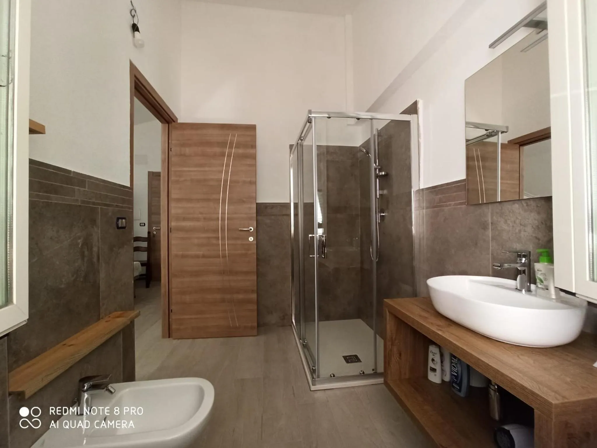 Shower in bed and breakfast Murales Orgosolo