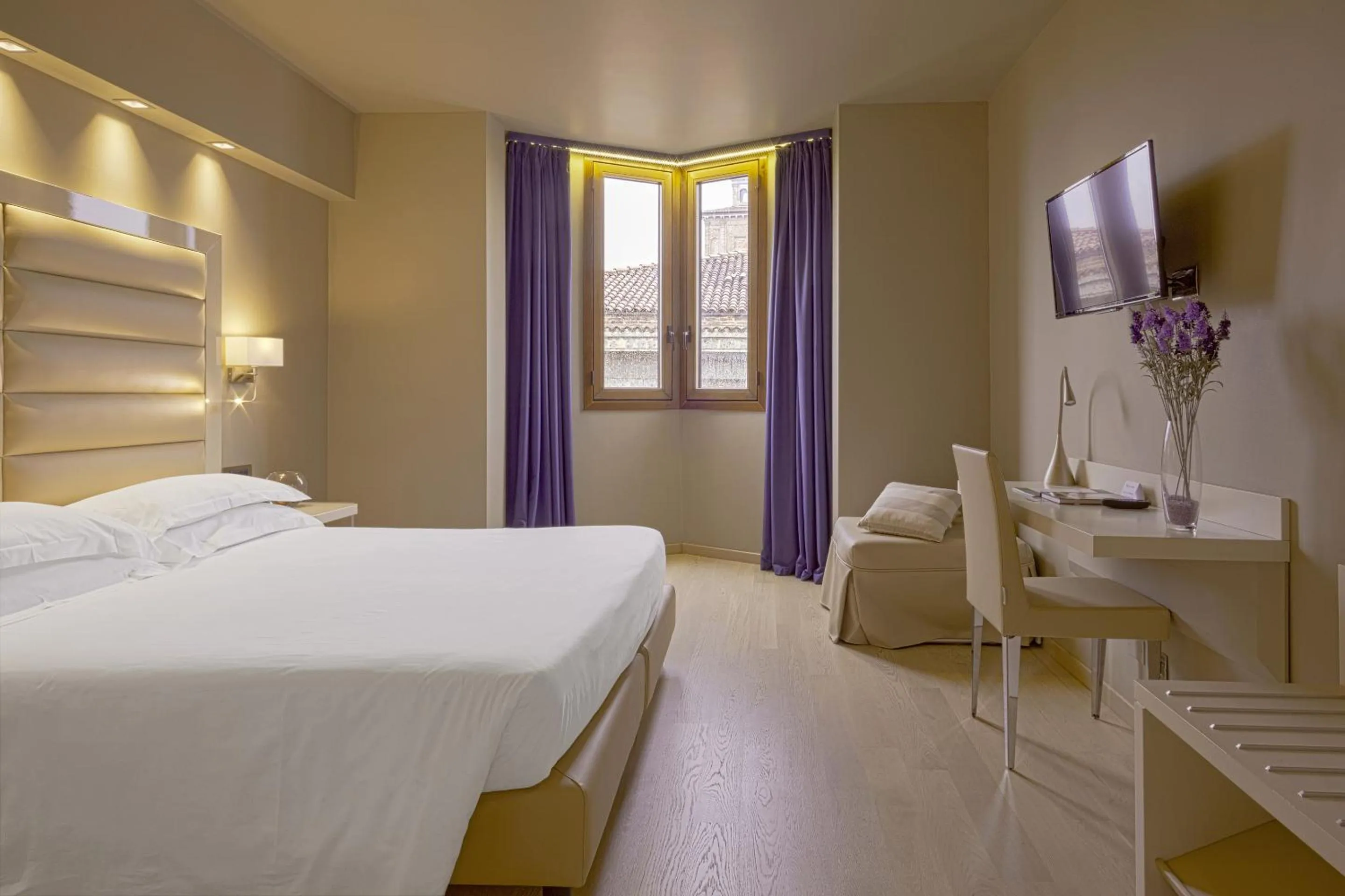 Bedroom, Bed in Hotel Touring