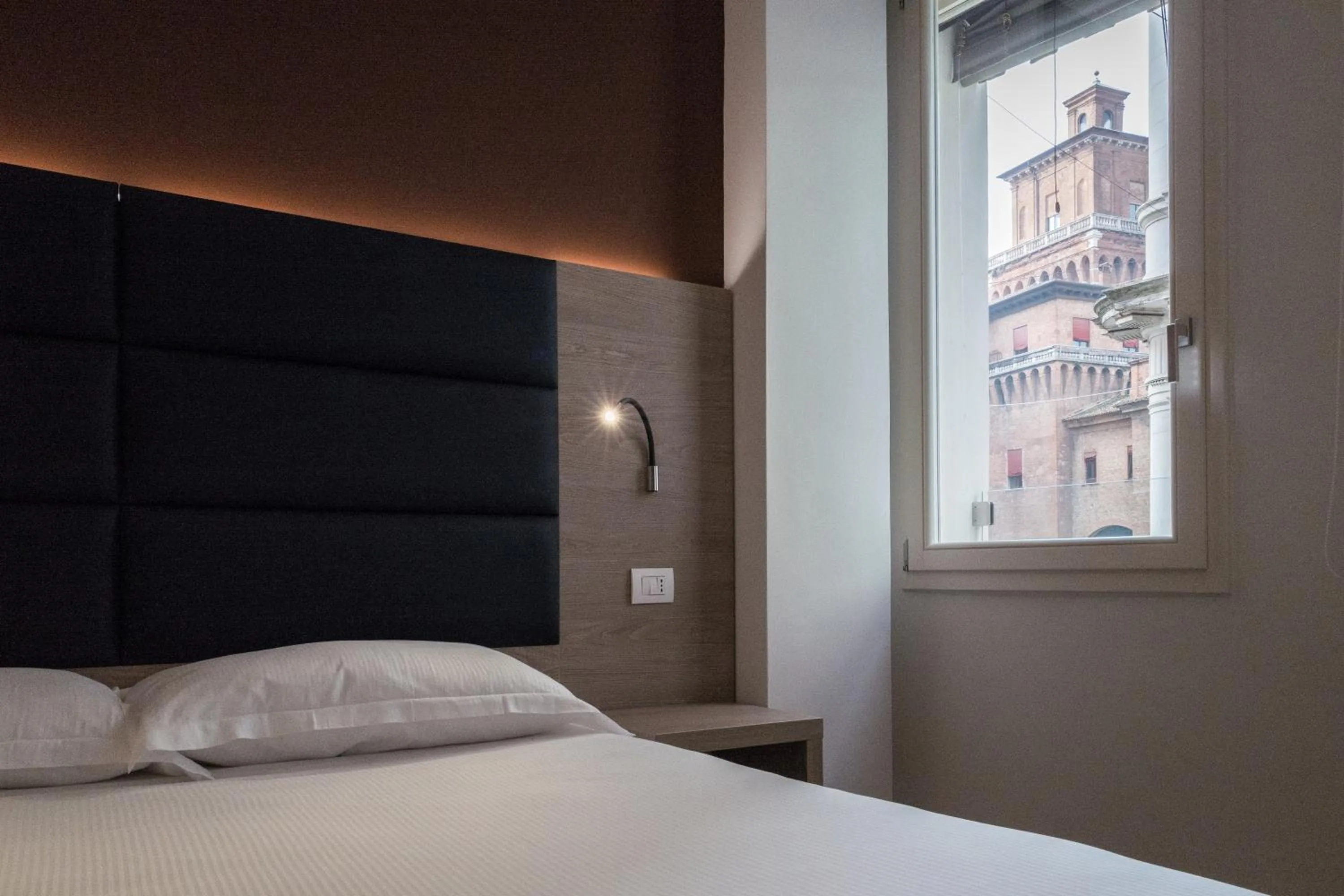 Bedroom, Bed in Hotel Touring