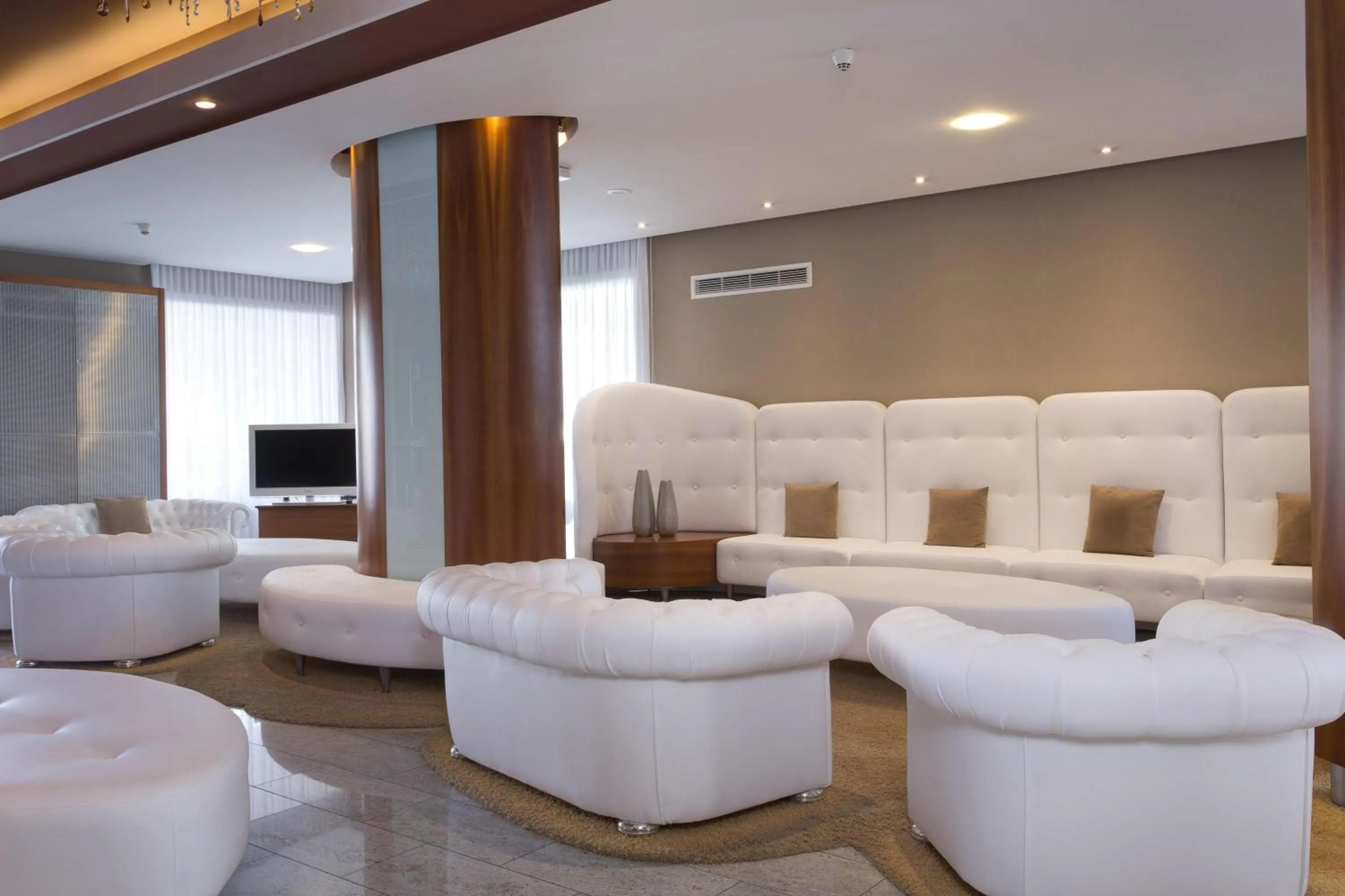 Communal lounge/ TV room in Victoria Frontemare Beach & Spa Hotel Jesolo