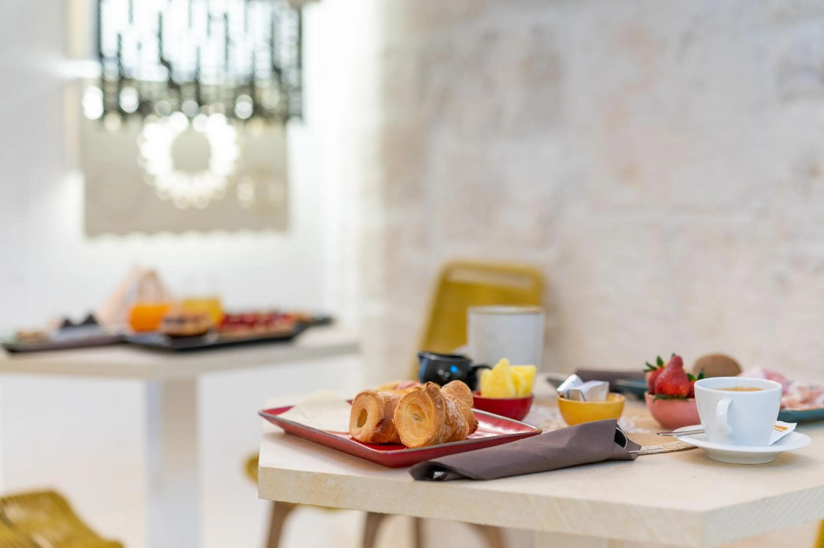 Food and drinks in Vico Bianco Raro Smart Rooms Collection