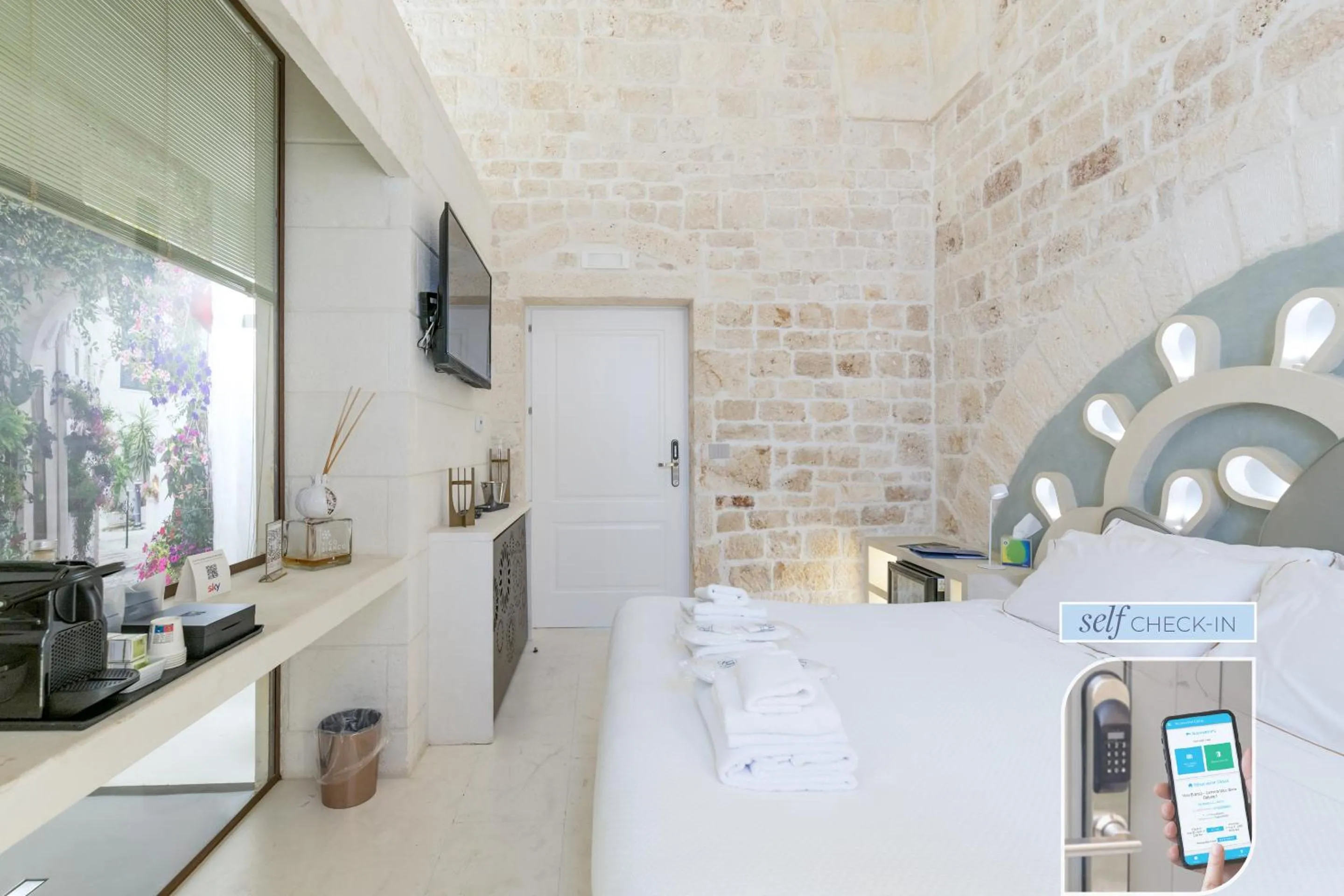 Bed in Vico Bianco Raro Smart Rooms Collection