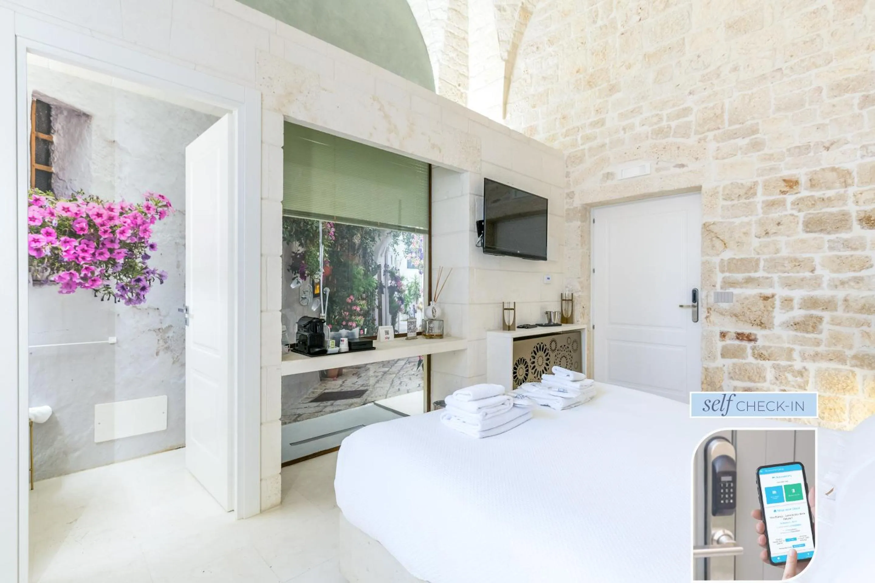 Bed in Vico Bianco Raro Smart Rooms Collection