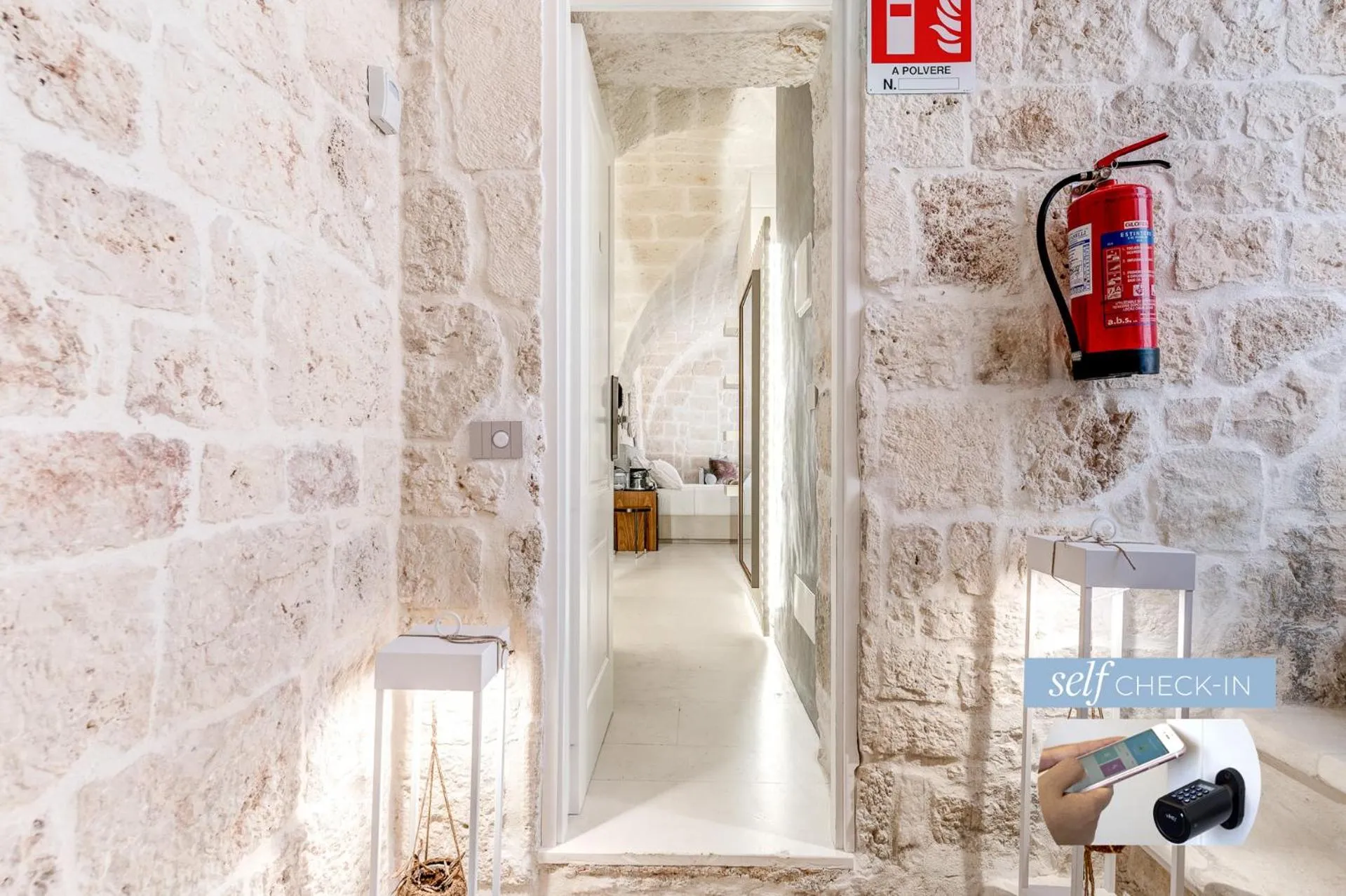 Bed in Vico Bianco Raro Smart Rooms Collection