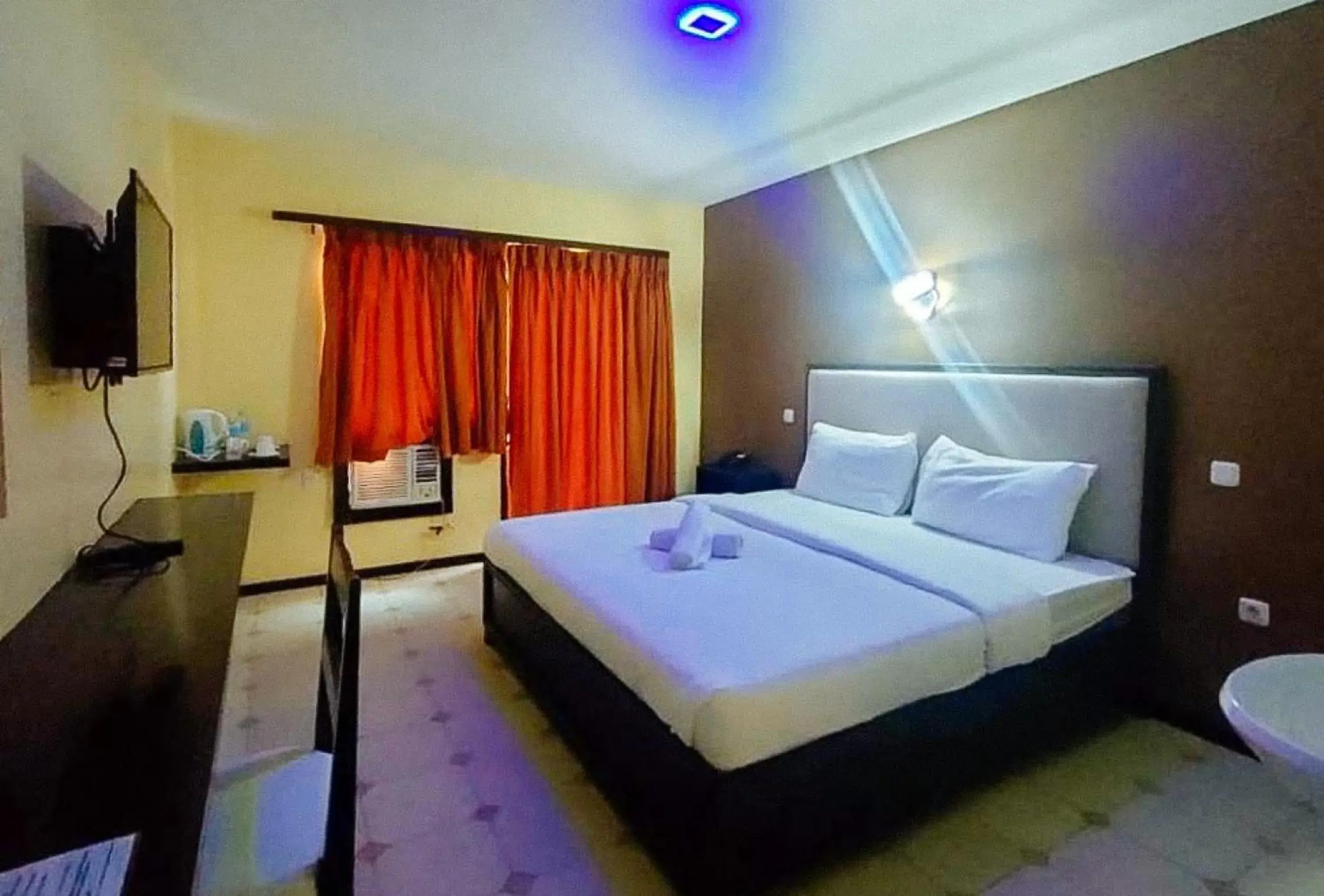 Deluxe Room in RedDoorz at Carlton-Martin Hotel Masbate City Deluxe Room in RedDoorz at Carlton-Martin Hotel Masbate City