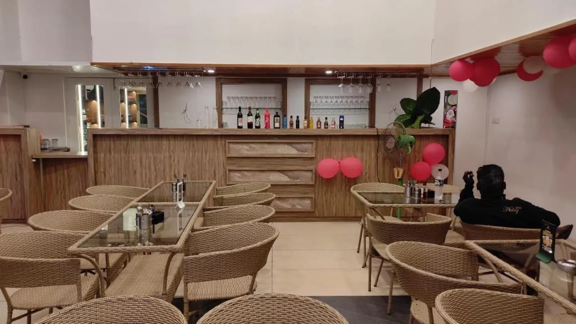 Restaurant/places to eat in Elite Hotel