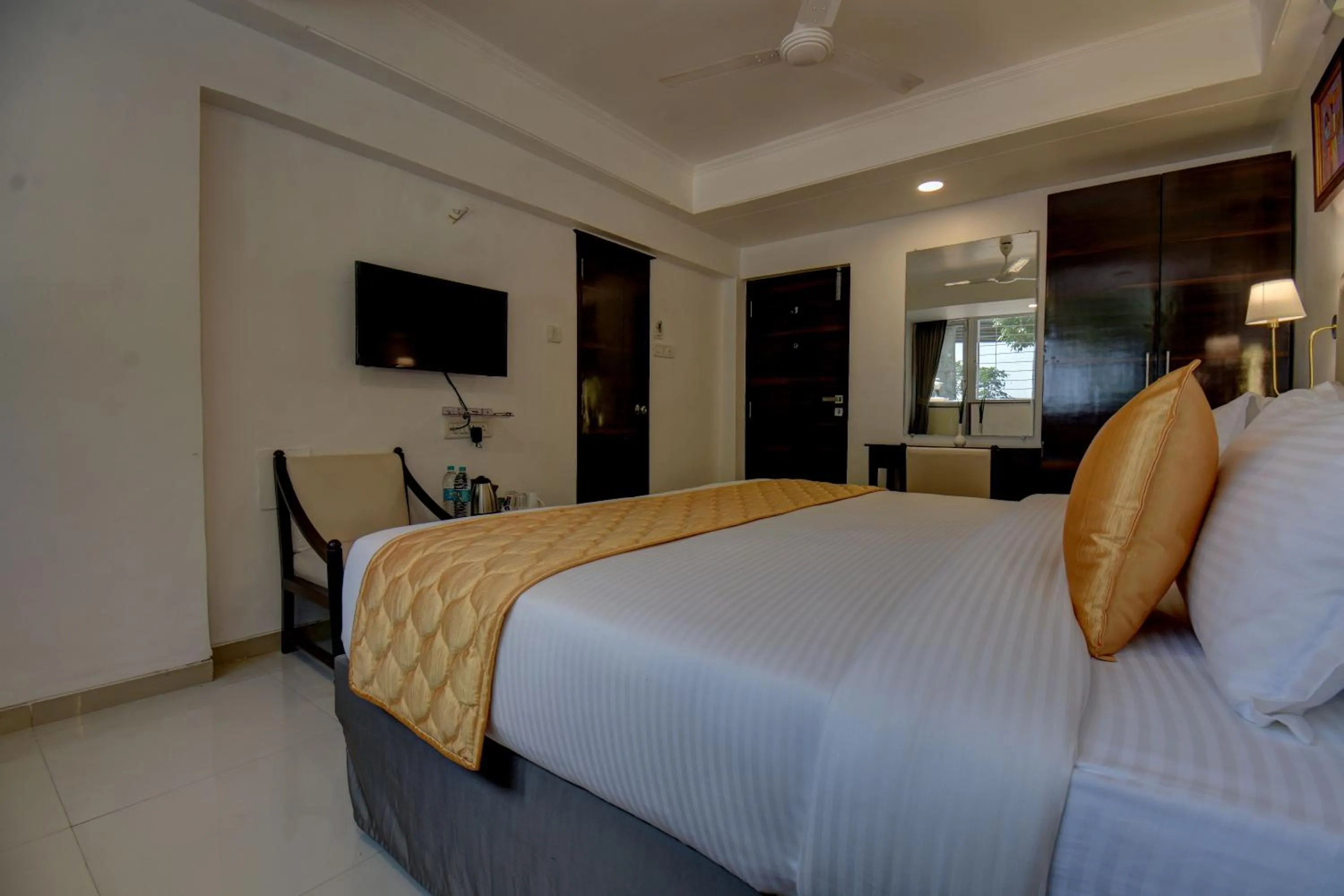 Photo of the whole room, Bed in Elite Hotel