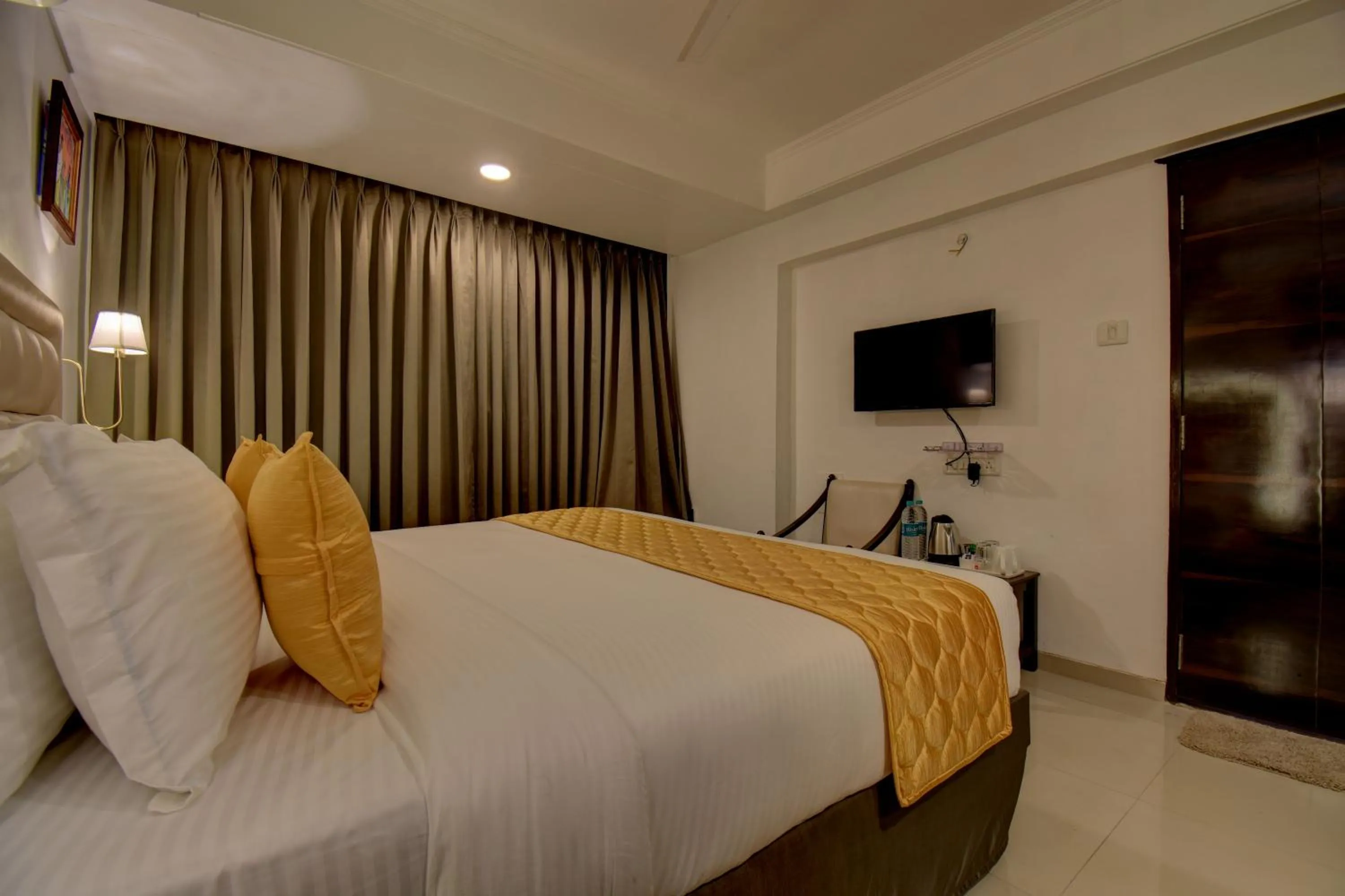 Photo of the whole room, Bed in Elite Hotel