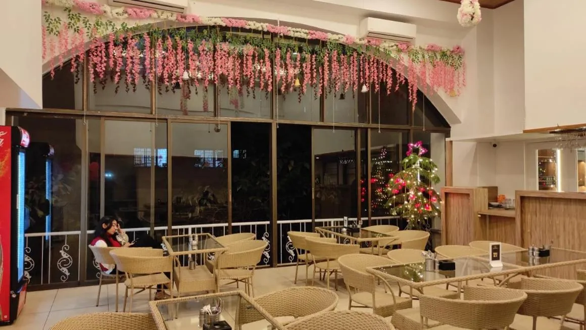 Restaurant/places to eat in Elite Hotel