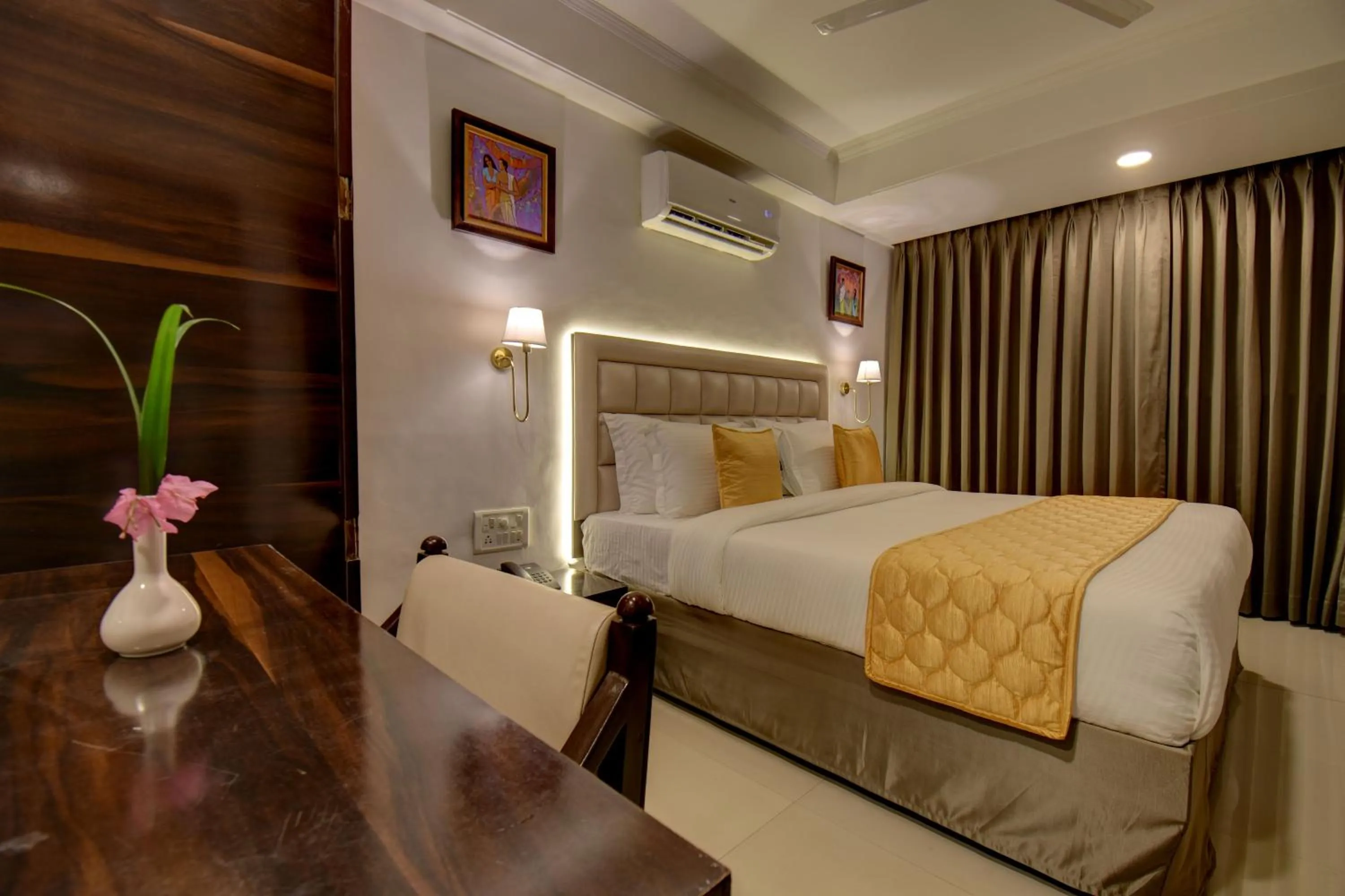 Bedroom, Bed in Elite Hotel