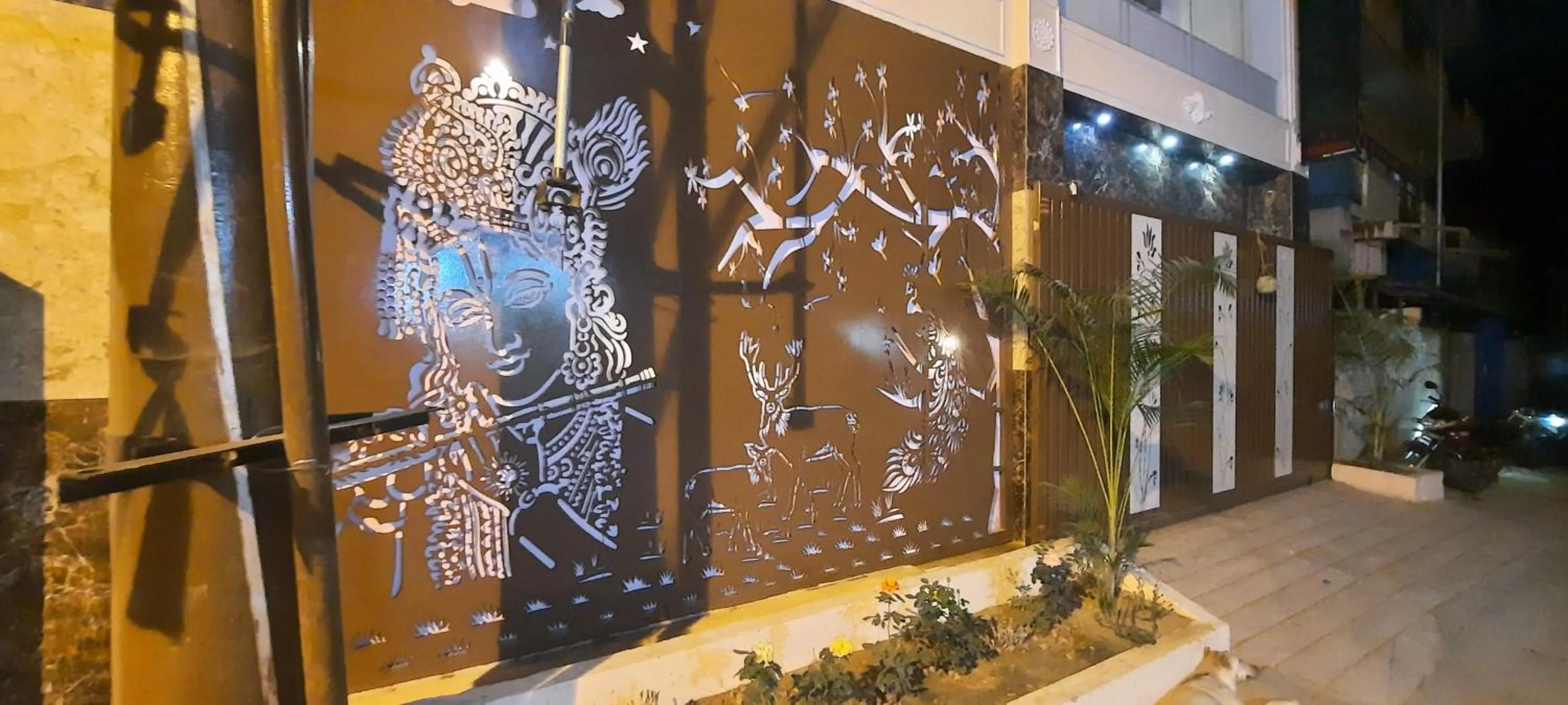 Facade/entrance in B R Inn